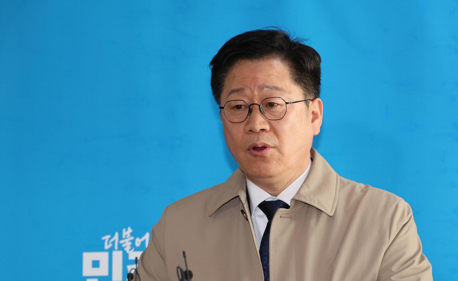 안호영 전북지사 더불어민주당 경선 후보가 7일 오후 서울 여의도 국회에서 이원택 전북지사 더불어민주당 경선 후보의 식사비 대납 의혹 보도와 관련해 기자회견을 하고 있다. 2026.04.07. 뉴시스
