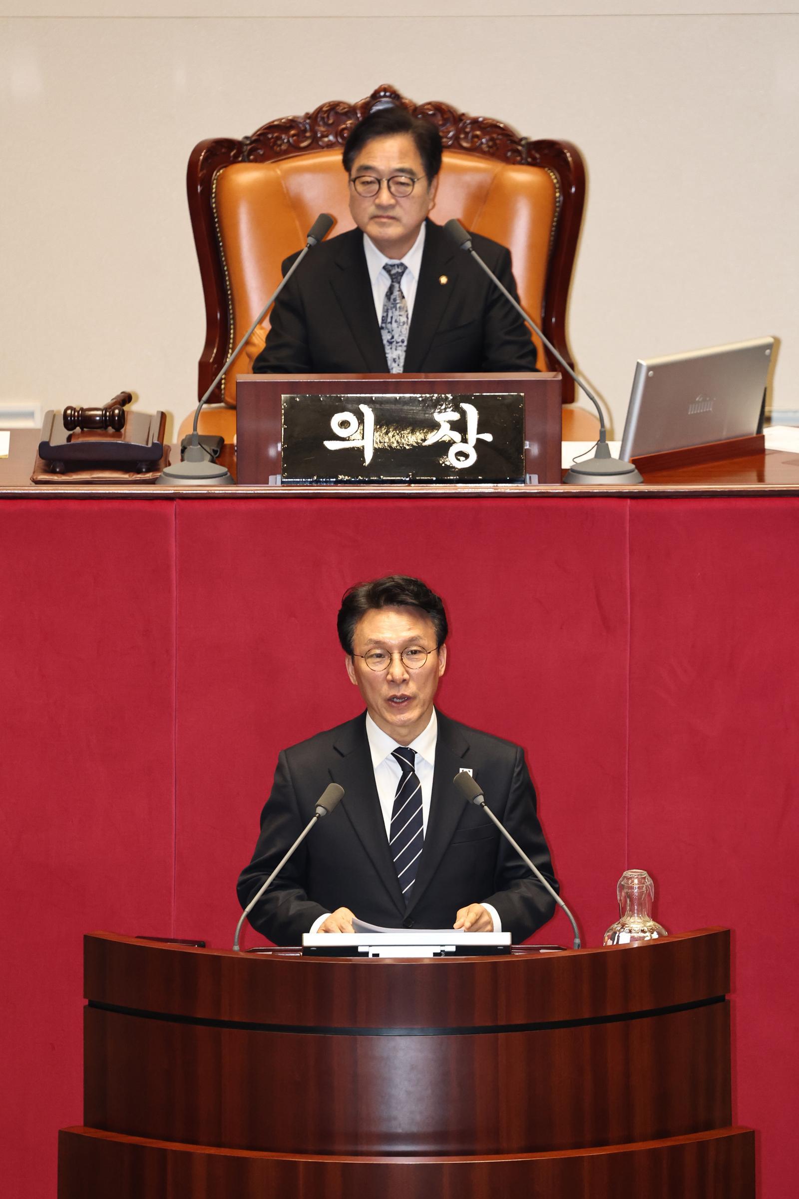 김민석 국무총리가 10일 오후 서울 여의도 국회에서 열린 제434회국회(임시회) 제3차 본회의에서 2026년도 제1회 추가경정예산안 가결에 대해 인사말을 하고 있다. 2026.04.10. 뉴시스