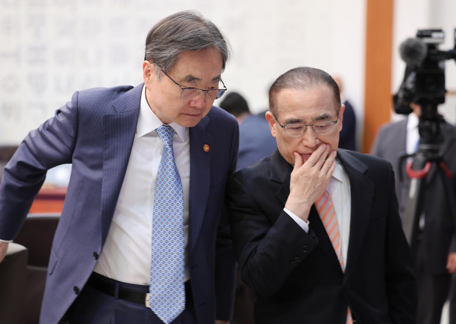 조현 외교부 장관과 위성락 국가안보실장이 6일 청와대에서 열린 국무회의 겸 제4차 비상경제 점검회의에 앞서 대화하고 있다. 2026.4.6/뉴스1