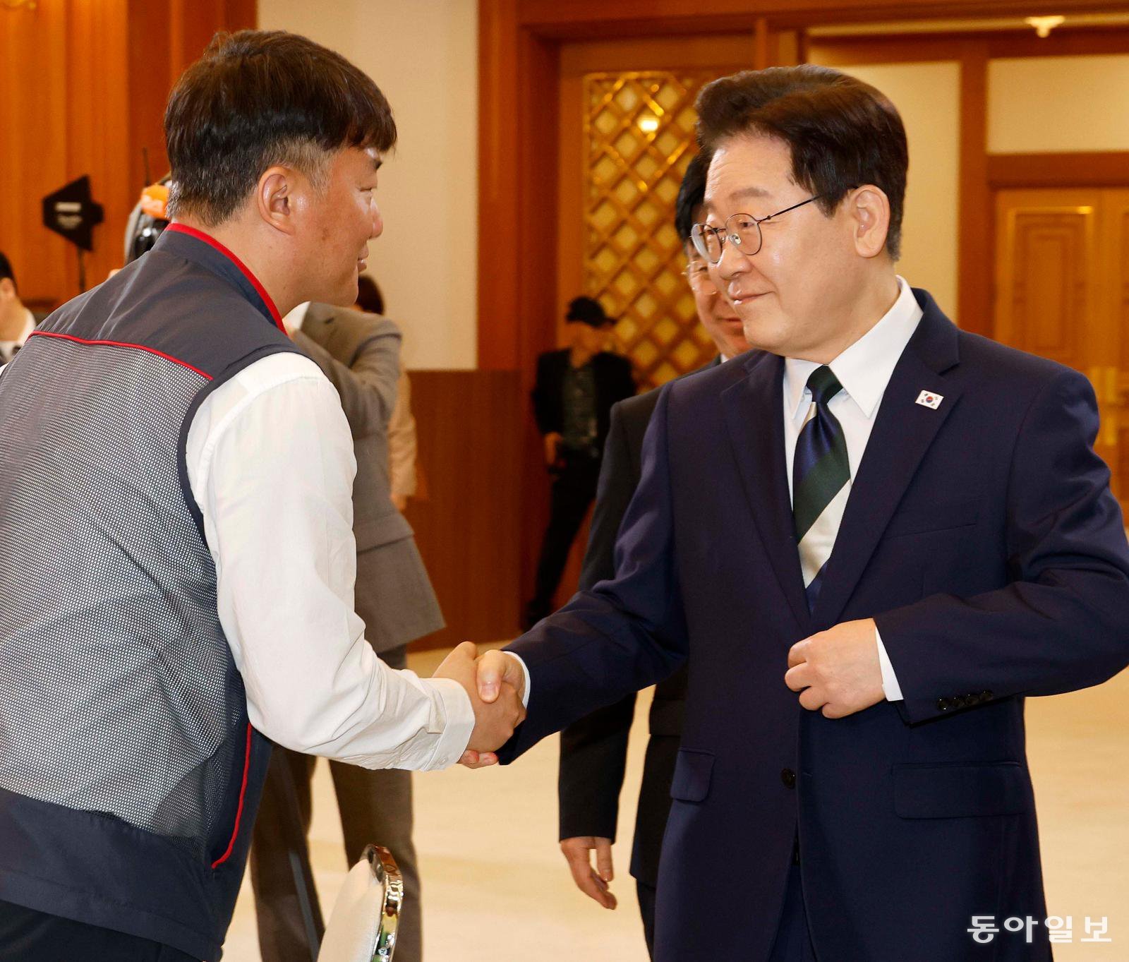 민노총 위원장과 악수 이재명 대통령이 10일 청와대에서 양경수 전국민주노동조합총연맹(민노총) 위원장과 악수하고 있다. 이 대통령은 이날 민노총 지도부 초청 간담회에서 “소상공인의 집단적 교섭을 허용하고, 단체행동은 어떻게 될지 모르겠지만 최소한 단결권은 허용해야 한다”라며 공정거래법 개정 추진을 본격적으로 시사했다. 이 대통령이 민노총 지도부와 단독으로 간담회를 가진 것은 이번이 처음이다. 김재명 기자 base@donga.com
