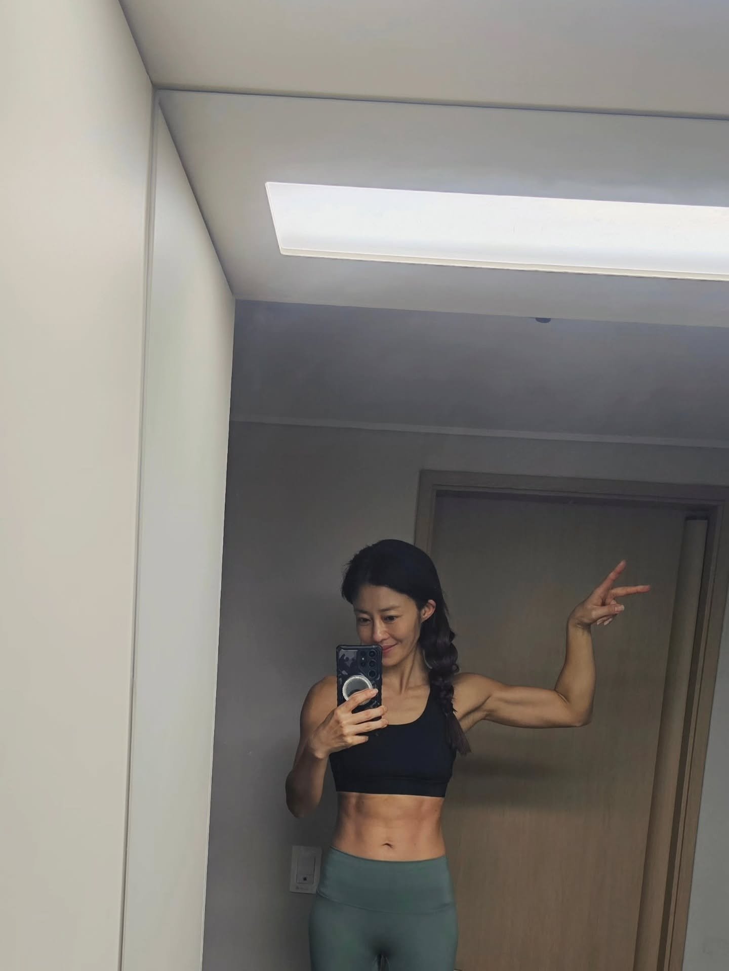 ‘애둘맘’ 이지현, 놀라운 식스팩+팔 근육 “살아 돌아온 복근”