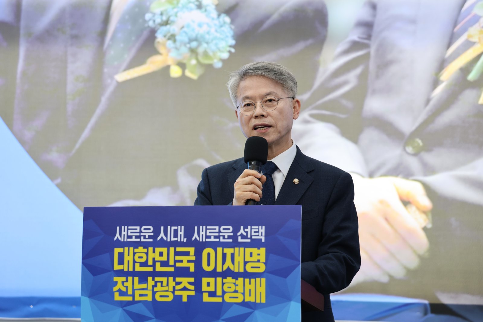 민형배 더불어민주당 전남광주통합특별시장 예비후보는 11일 선거사무소에서 기자회견을 열고 발언하고 있다. 민 후보 측 제공.