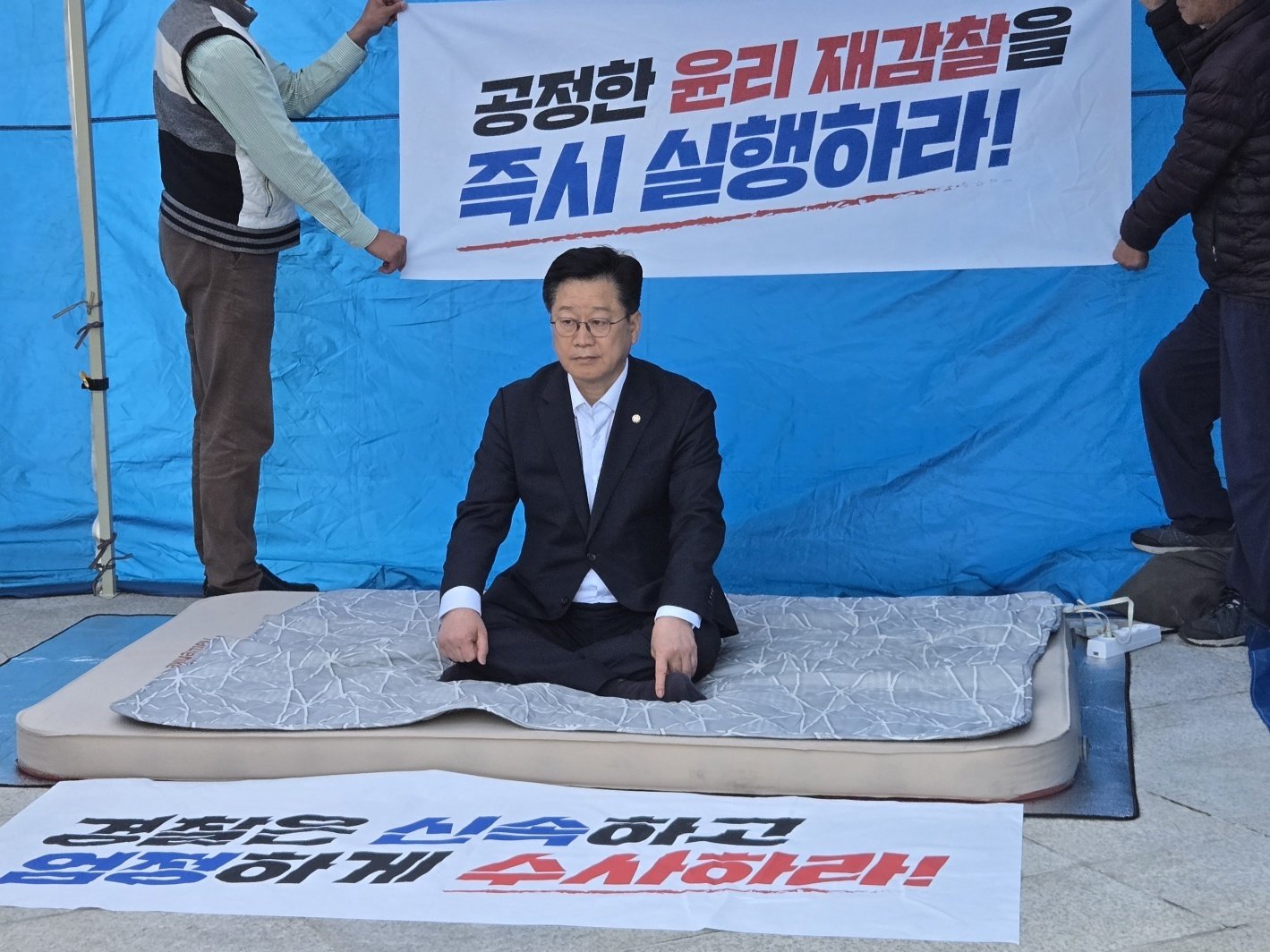 안호영 더불어민주당 의원이 11일 서울 여의도 국회 본관 입구에서 당 전북지사 후보로 선출된 이원택 의원에 대해 윤리 재감찰을 실시할 것을 요구하며 텐트를 치고 단식 농성을 하고 있다. 2026.4.11 ⓒ 뉴스1
