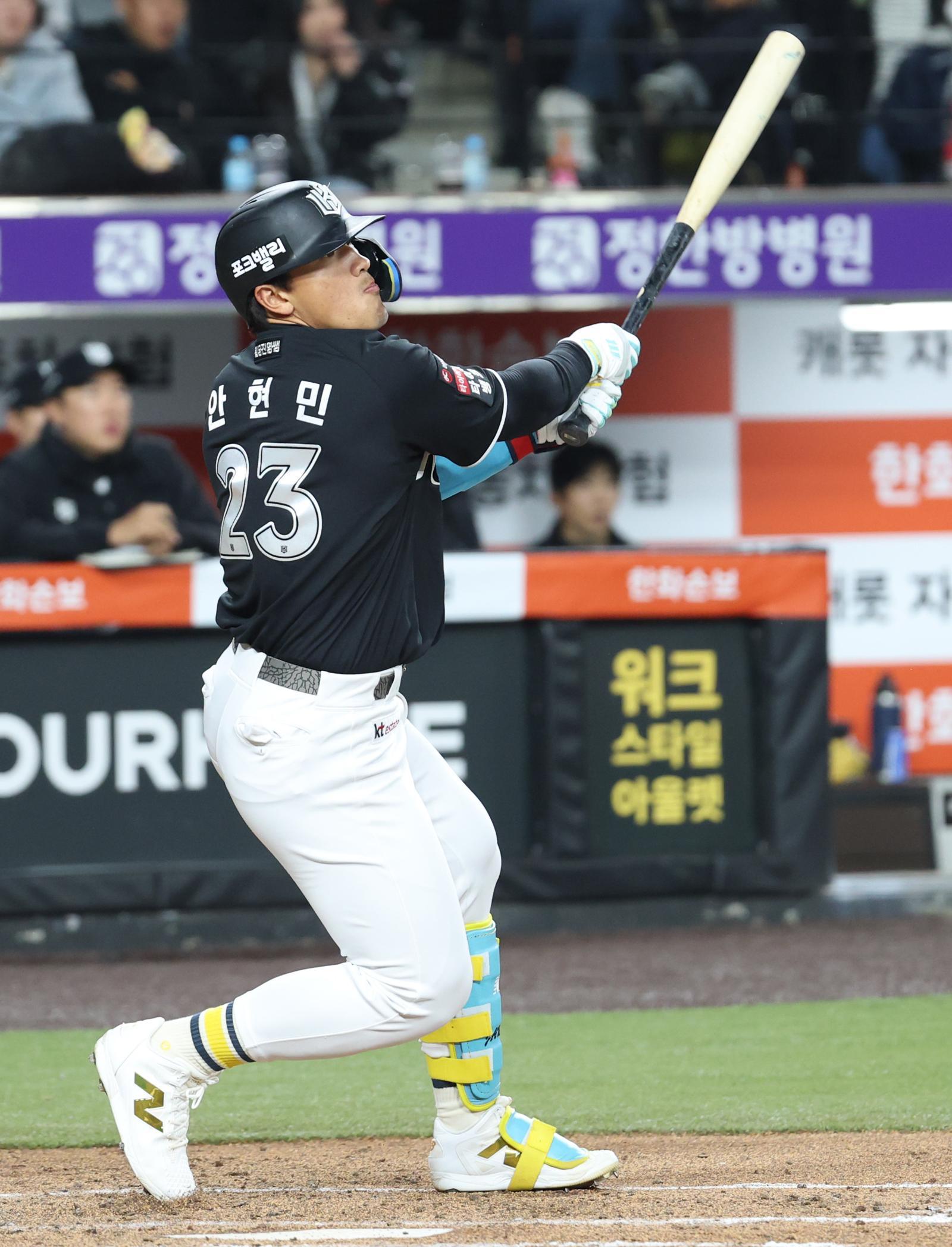 2일 대전 한화생명볼파크에서 열린 2026 신한 SOL KBO리그 KT 위즈와 한화 이글스의 경기 3회초 1사 1,3루 상황, KT 안현민이 1타점 안타를 치고 있다. 2026.4.2 ⓒ 뉴스1