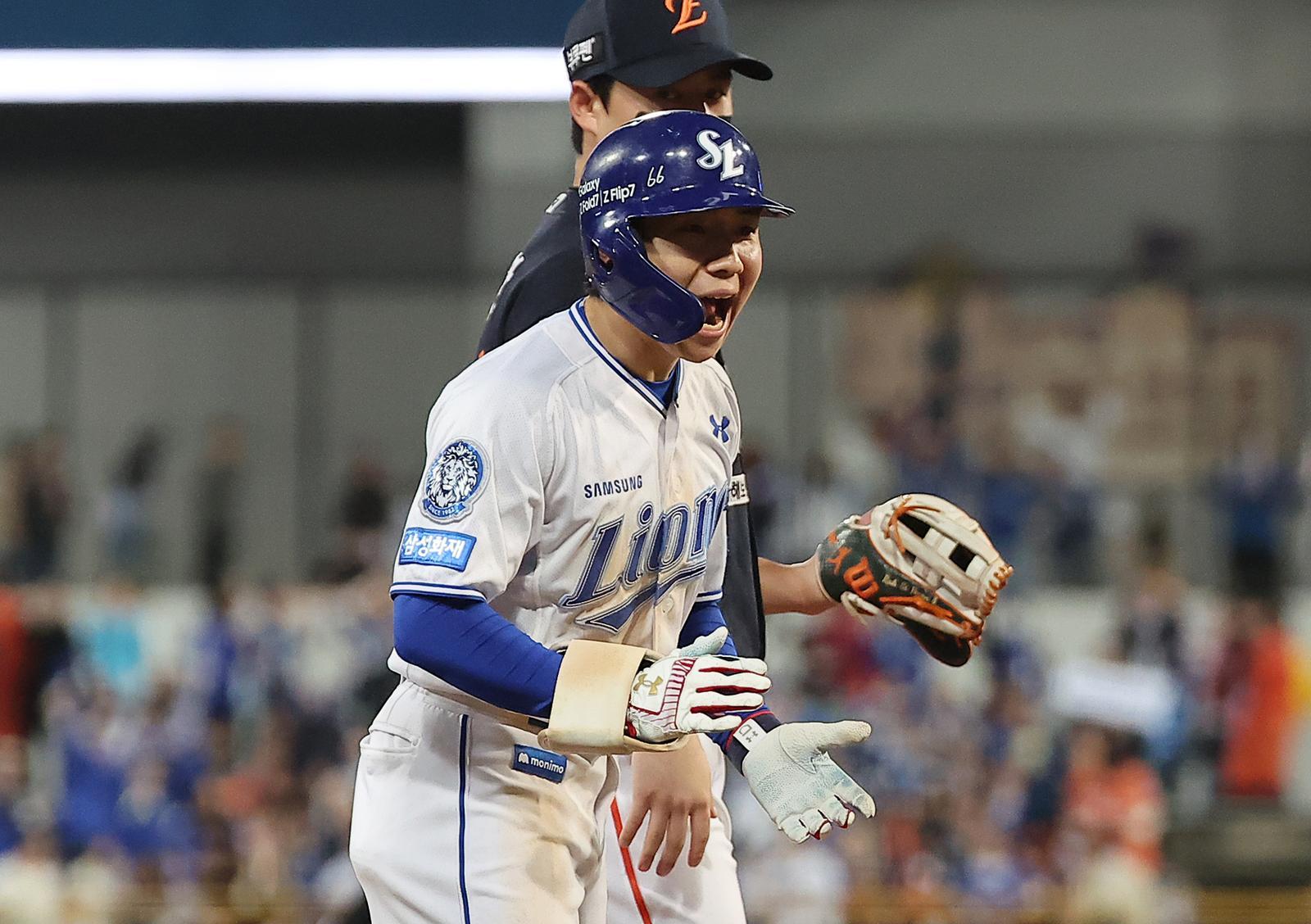 22일 오후 대구 삼성라이온즈파크에서 열린 프로야구 2025 신한 SOL뱅크 KBO 플레이오프 4차전 한화 이글스와 삼성 라이온즈의 경기, 삼성 김지찬이 6회말 선두타자로 나와 3루타를 친 뒤 환호하고 있다. 2025.10.22 ⓒ 뉴스1