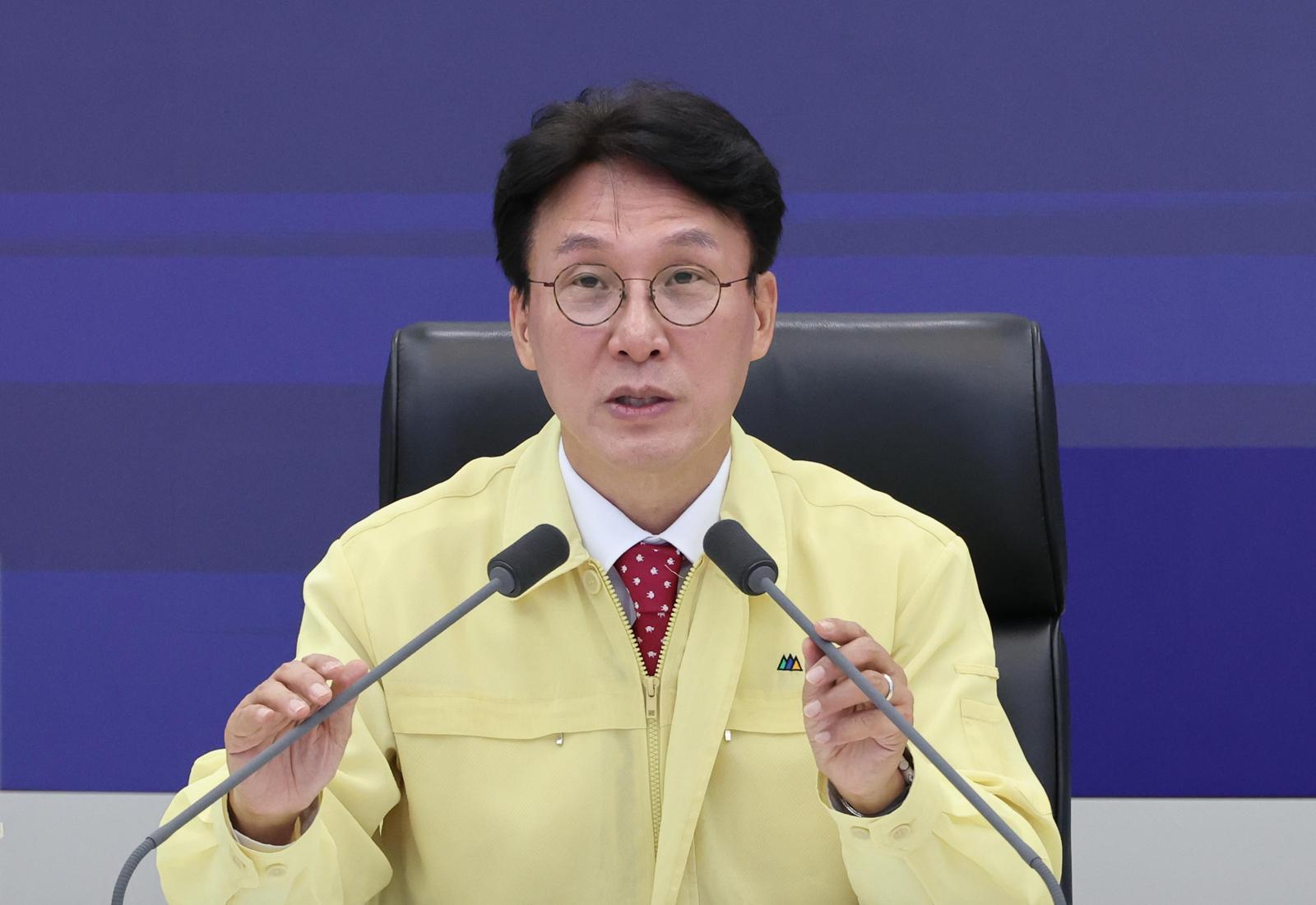 김민석 국무총리가 7일 세종시 정부세종청사 중앙재난안전상황실을 찾아 여름 재난 대비 상황을 점검하고 있다. 2025.07.07. 세종=뉴시스