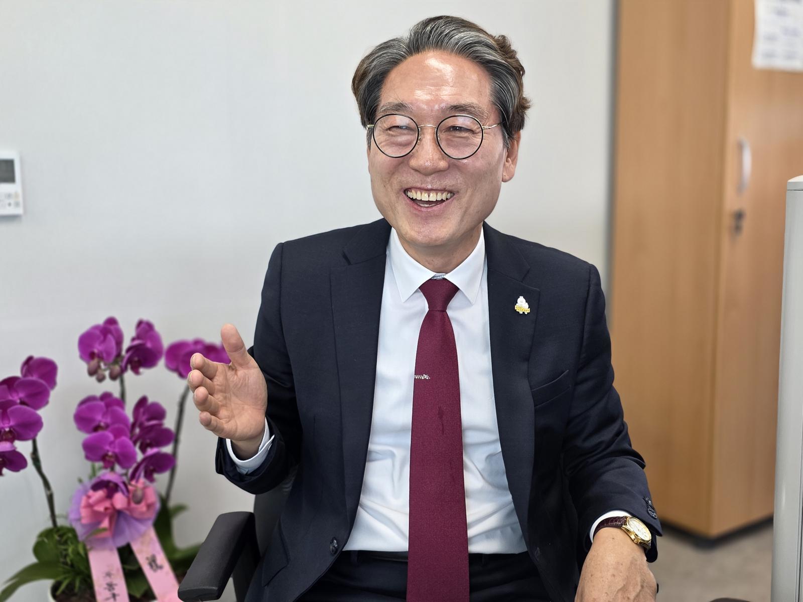 원종하 김해인재양성재단 초대 대표이사가 9일 경남 김해시 재단 집무실에서 진행된 본지와의 인터뷰에서 “청년이 머무는 도시를 넘어 청년들이 김해로 몰려오는데 기여하는 핵심 기관이 되도록 노력하겠다”고 말했다.
김해인재양성재단 제공
