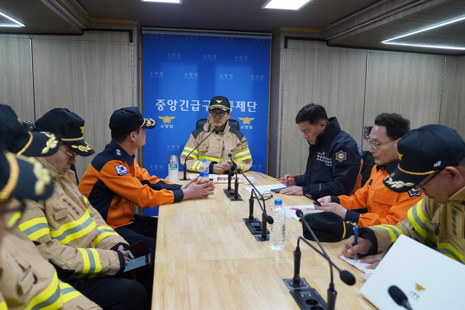12일 김승룡 소방청장이 전남 완도 수산물 가공공장 화재 현장을 찾아 피해 상황을 점검하고, 순직 소방공무원에 대한 사고 경위를 보고받고 있다.
