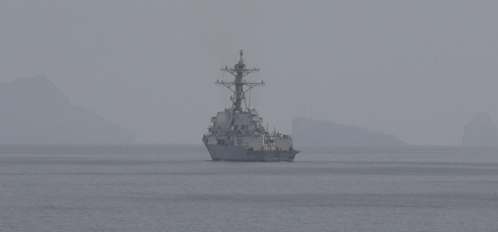 미군 중부사령부(CENTCOM)가 11일(현지 시간) 미 해군의 구축함 2척이 호르무즈 해협의 기뢰 제거를 위한 작전을 진행했다고 발표하며 올린 사진. 사진 출처 미군 중부사령부 X