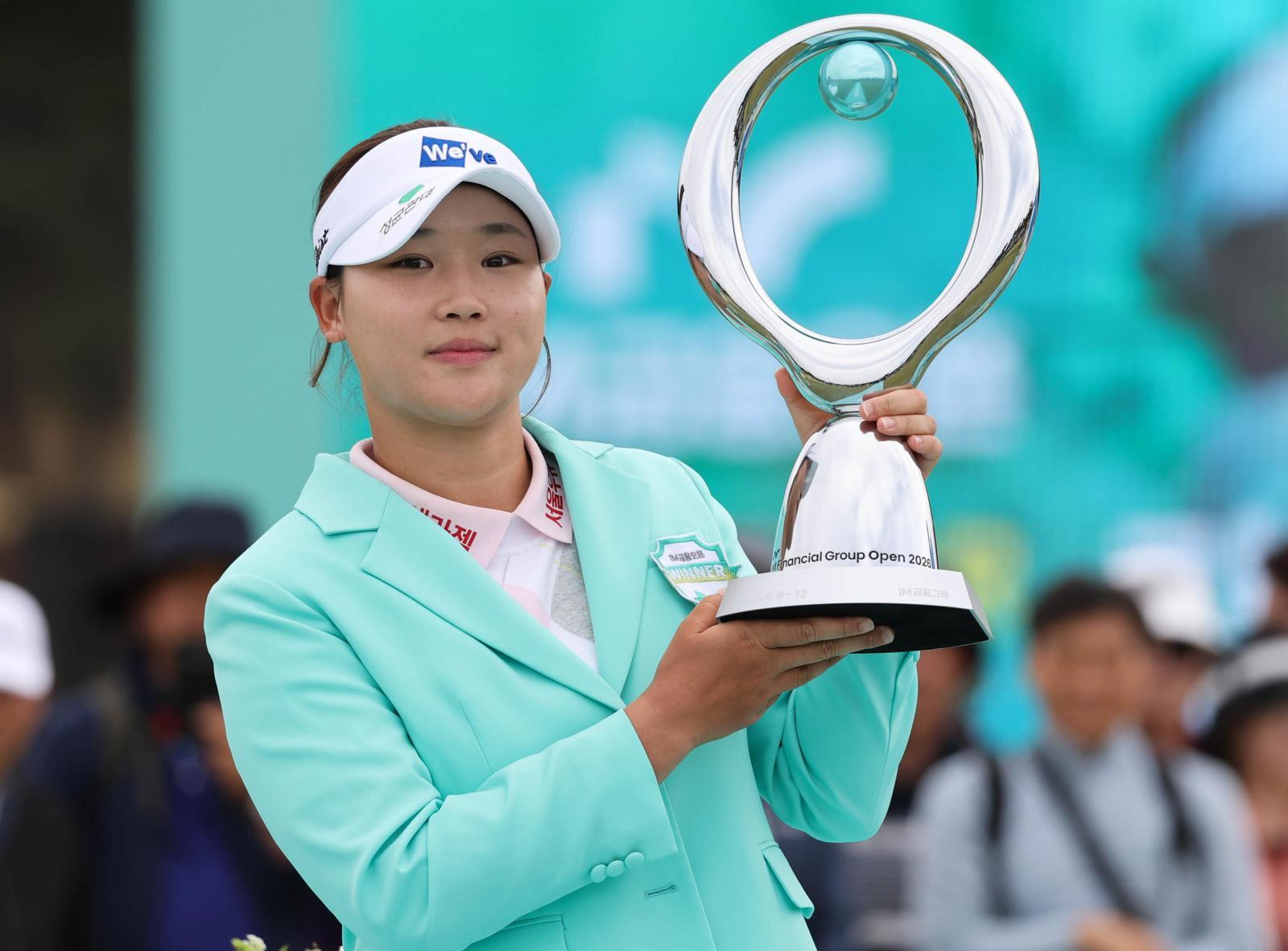 샷감 안 좋았다는 슈퍼루키, 나흘 내내 선두 지켰다