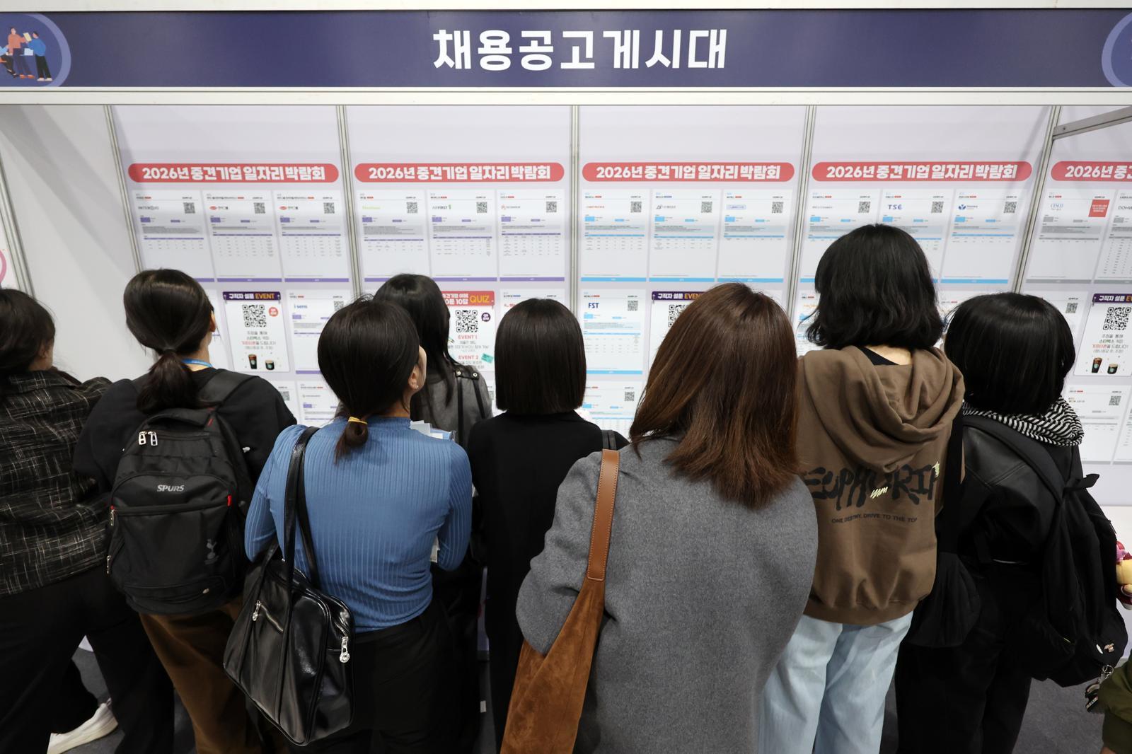 지난달 31일 서울 서초구 aT센터에서 열린 2026년 중견기업 일자리 박람회를 찾은 구직자들이 채용 공고 게시물을 살펴보고 있다.(기사와 관련없는 자료사진)  2026.03.31 서울=뉴시스