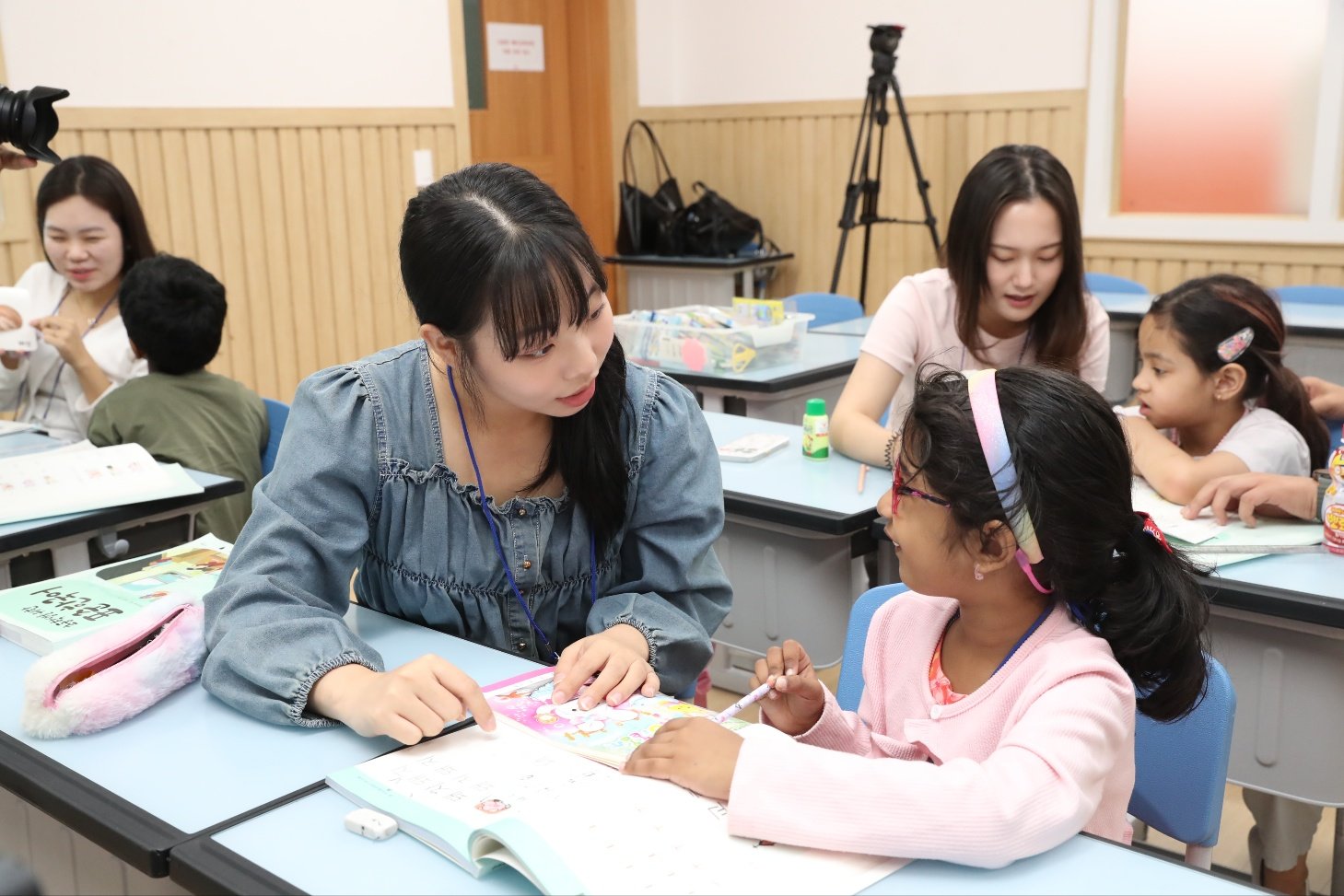 외국인 가정 자녀가 한국어 수업 도움을 받고 있는 모습. 뉴시스