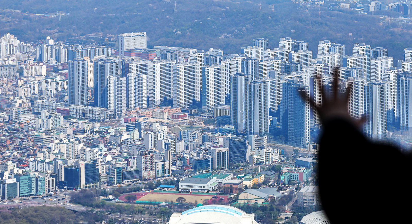 서울 송파구 롯데월드 타워에서 바라본 아파트 단지. 2026.4.8 뉴스1