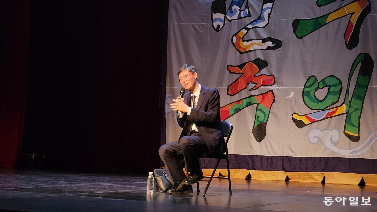 문형배 전 헌법재판소장 권한대행이 11일 오후 부산 중구 부산민주공원 대강당에서 ‘탄핵 결정으로 본 민주주의’를 주제로 강연하고 있다. 김화영 기자 run@donga.com
