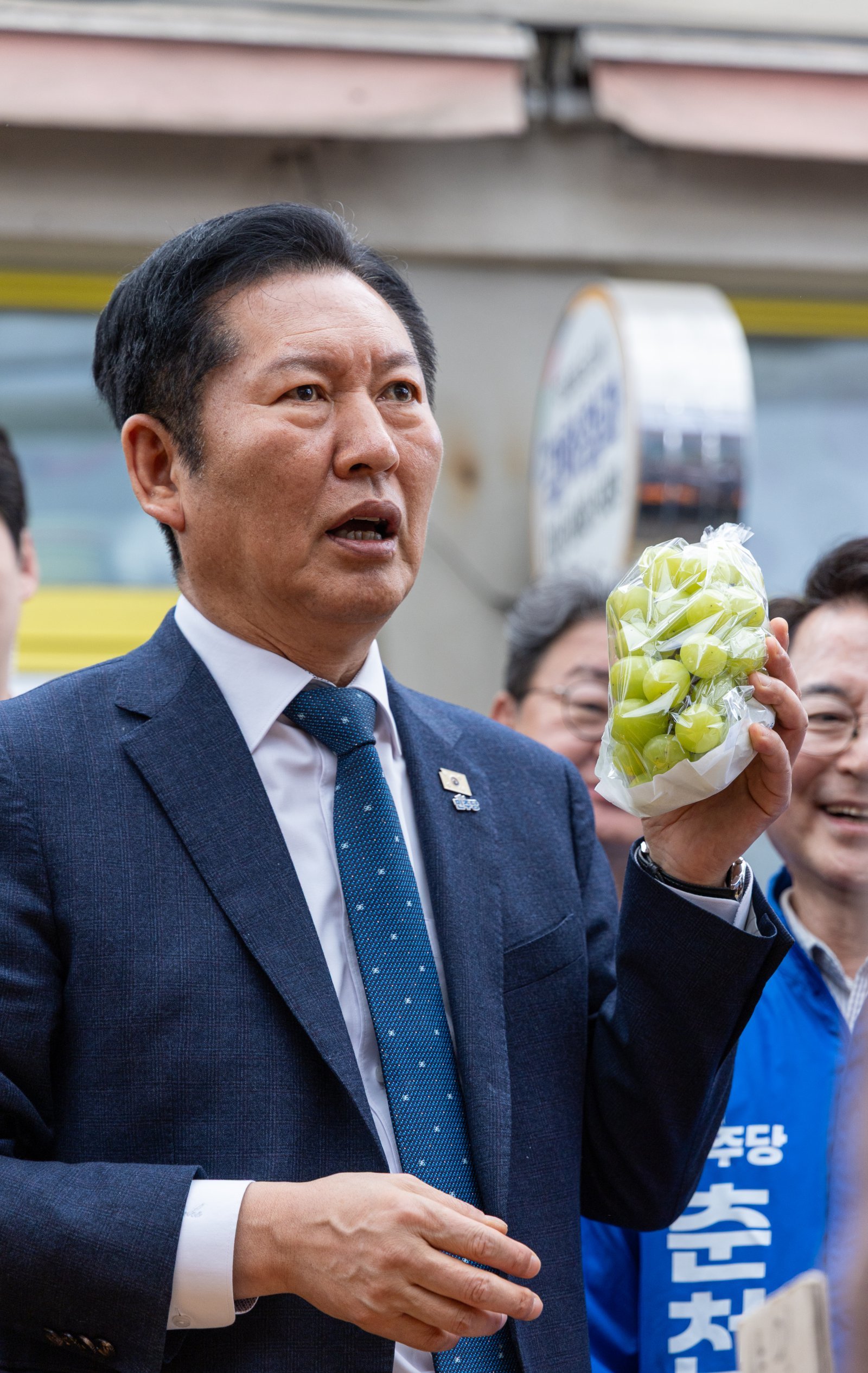 정청래 더불어민주당 대표가 12일 강원 춘천풍물시장을 방문, 청포도를 들어 보이며 발언하고 있다. (사진=더불어민주당 제공) 2026.04.12. [서울=뉴시스]