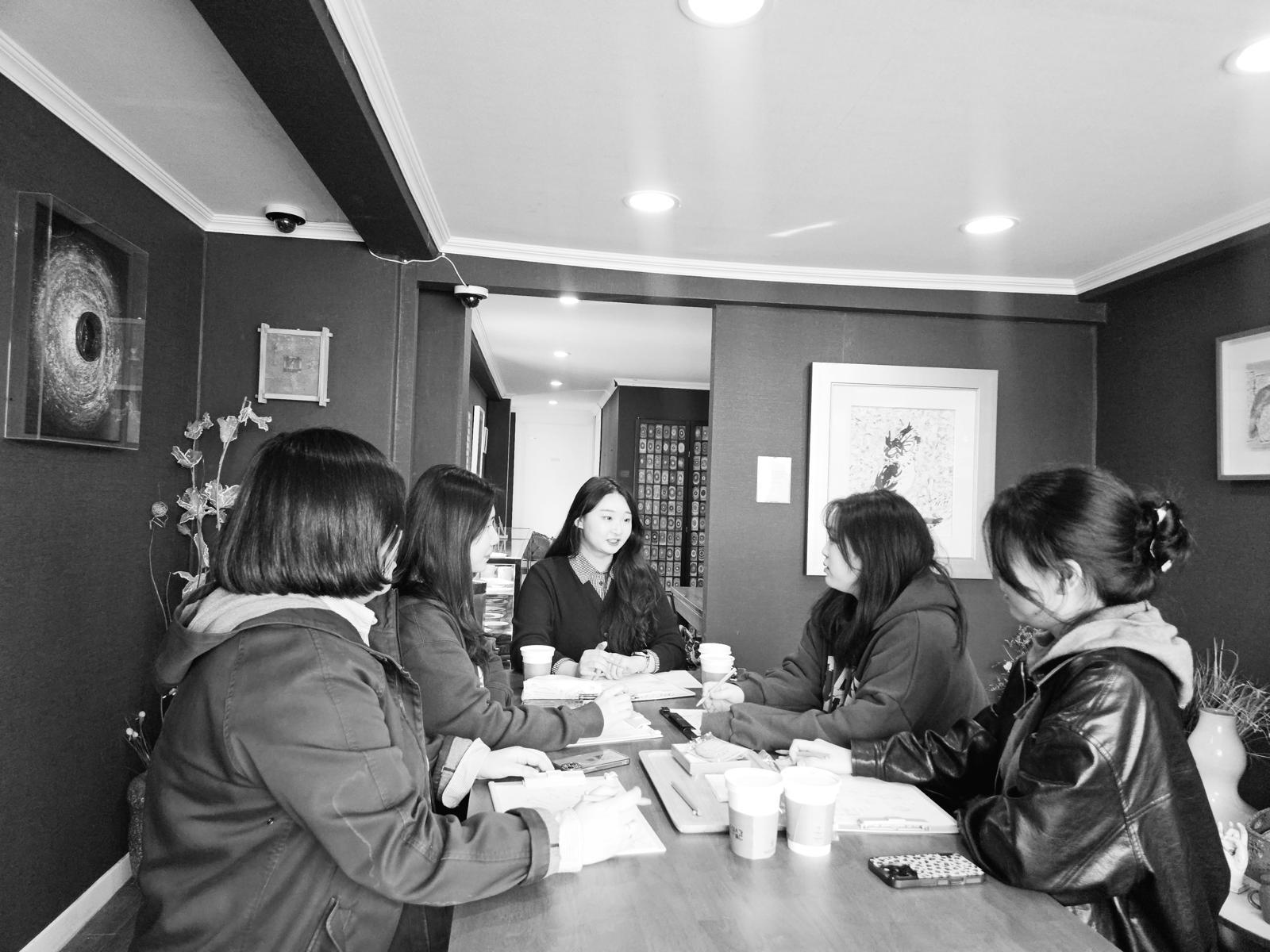 김선제 박진선 유지은 장하은 허가현 작가가 전시를 위해 회의를 하고 있다. 사진제공=더리미미술관