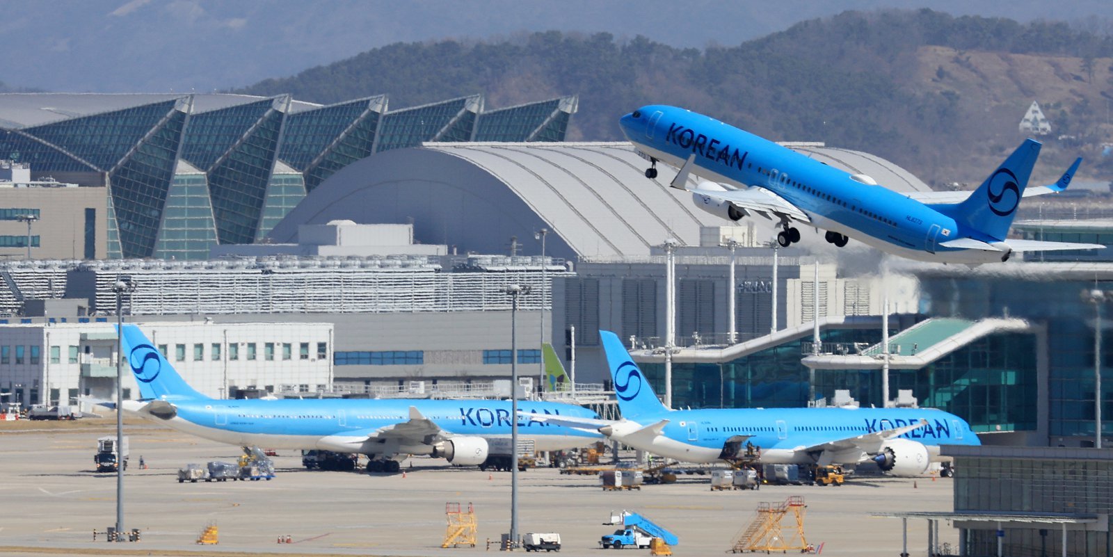 인천국제공항 계류장에서 항공기가 이륙하고 있다.2026.4.7 ⓒ 뉴스1