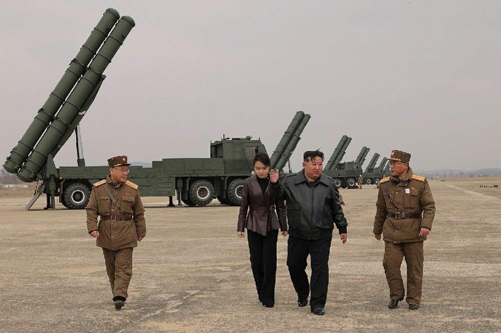 북한 김정은 국무위원장(가운데)과 딸 주애(왼쪽)가 3월 14일 평양 순안 일대에서 진행된 초대형방사포(KN-25) 타격훈련을 참관하고 있다. 노동신문 뉴스1