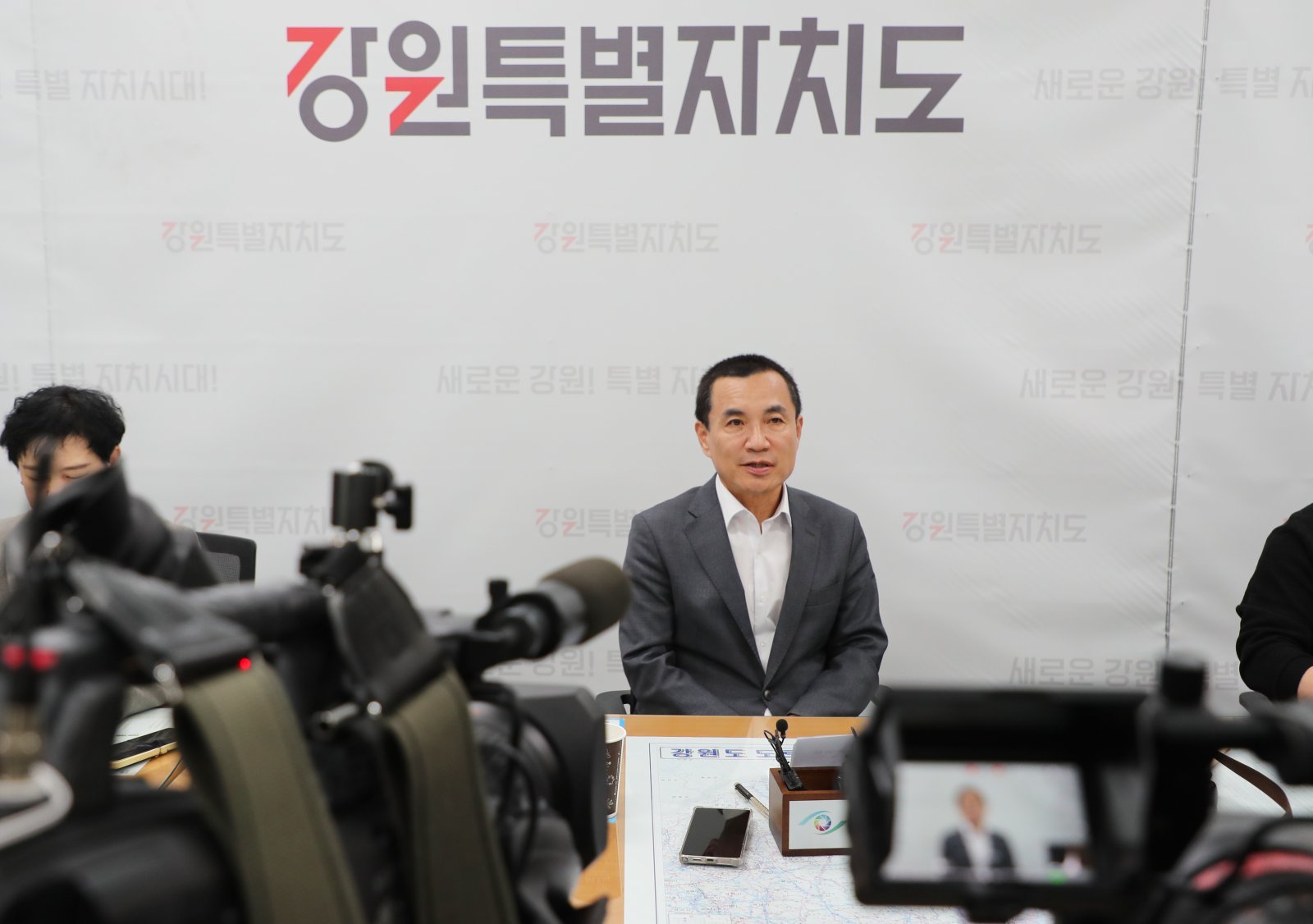 기자간담회에서 발언하는 김진태 강원도지사. 뉴스1
