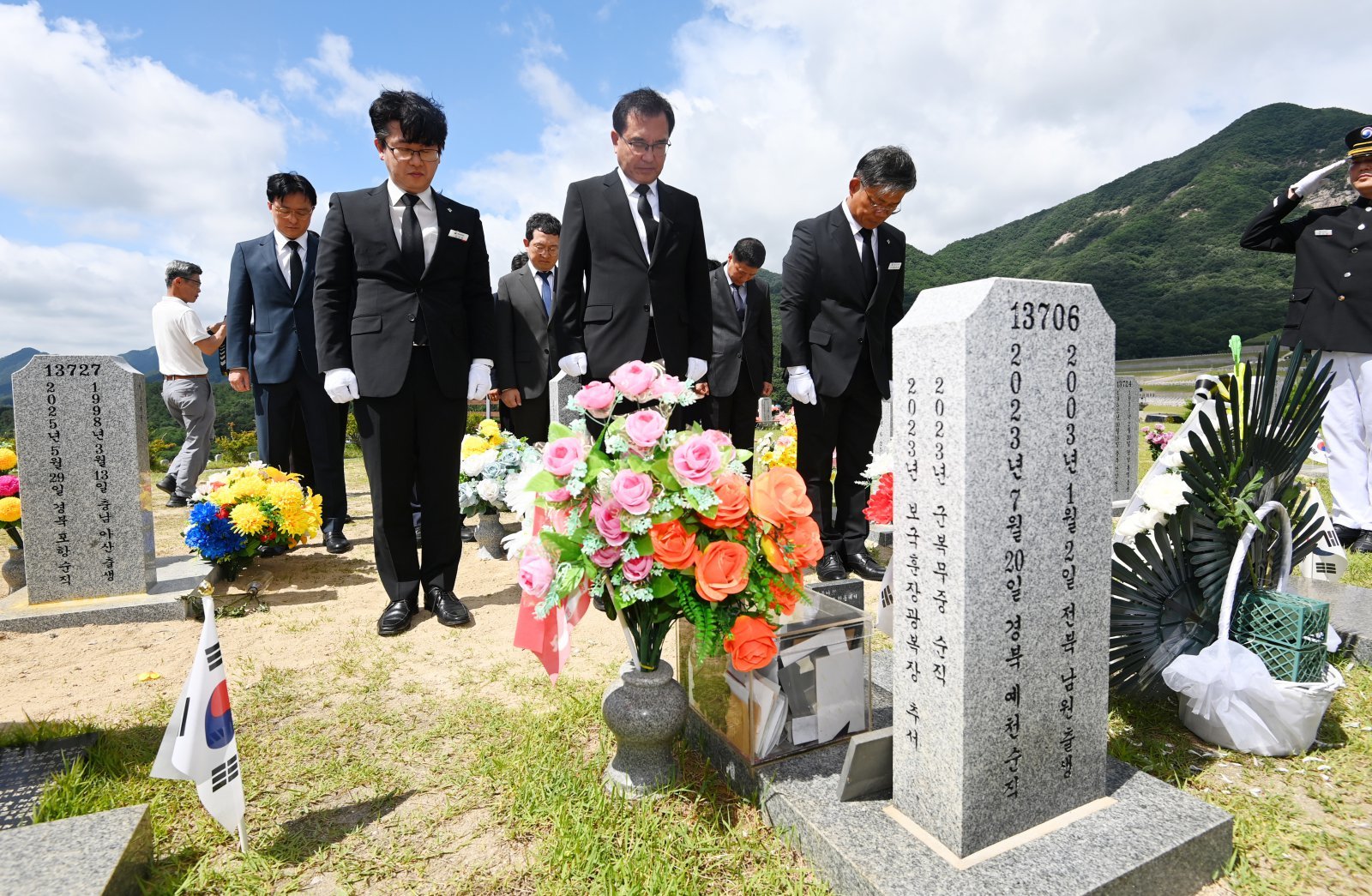 이명현 순직해병대원 특별검사를 비롯한 특검팀이 1일 오전 대전 유성구 대전현충원 고 채수근 상병 묘소에서 참배하고 있다. (공동취재)