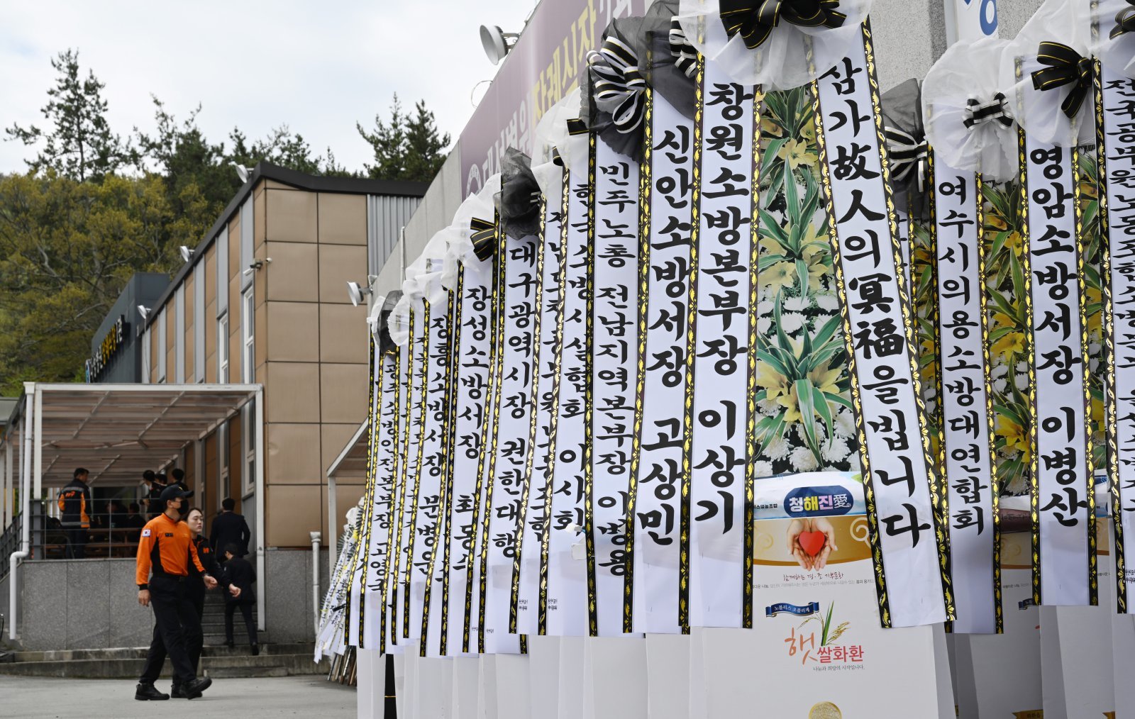 “세 남매 어쩌나” 완도 순직 소방관 빈소 한숨 뿐