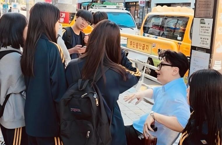 국민의힘에서 제명된 한동훈 전 대표가 8일 부산 북갑 지역을 방문해 학생들과 이야기를 나누고 있다. 한동훈 SNS