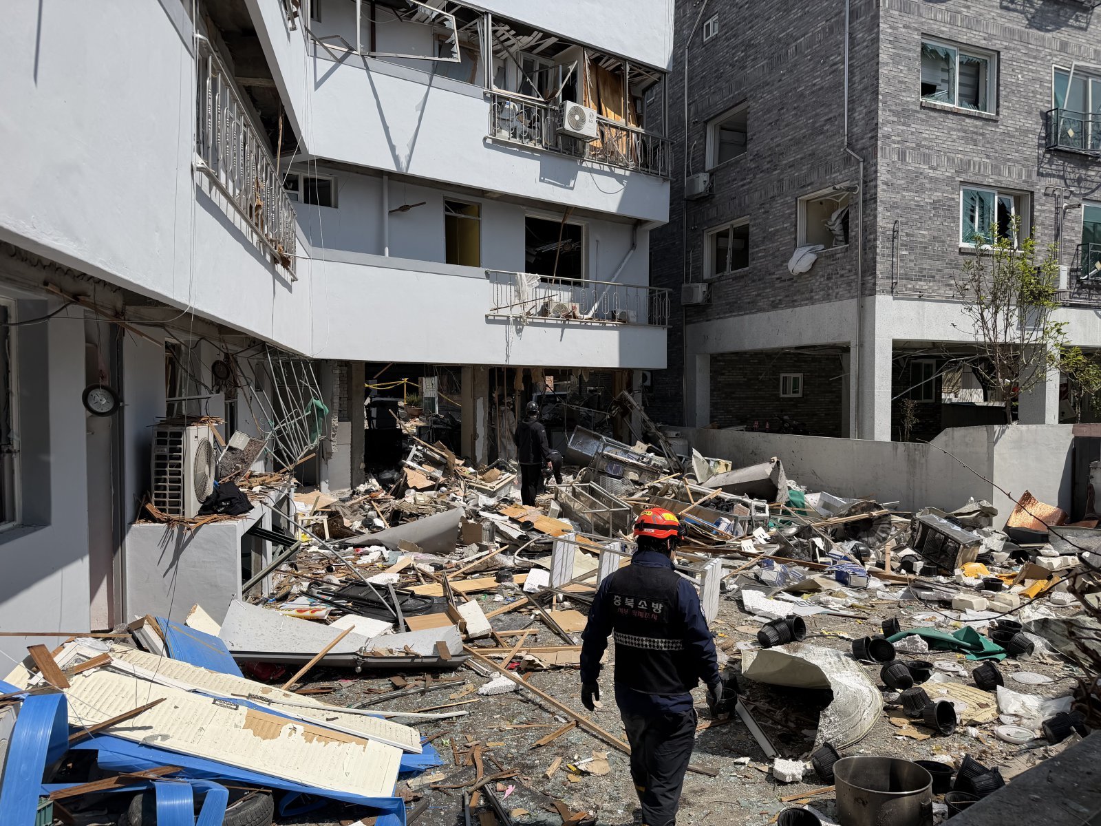 13일 오전 3시 59분쯤 충북 청주시 흥덕구 봉명동의 한 상가 건물에서  발생한 가스 누출 추정 폭발 사고현장. 2026.4.13 뉴스1