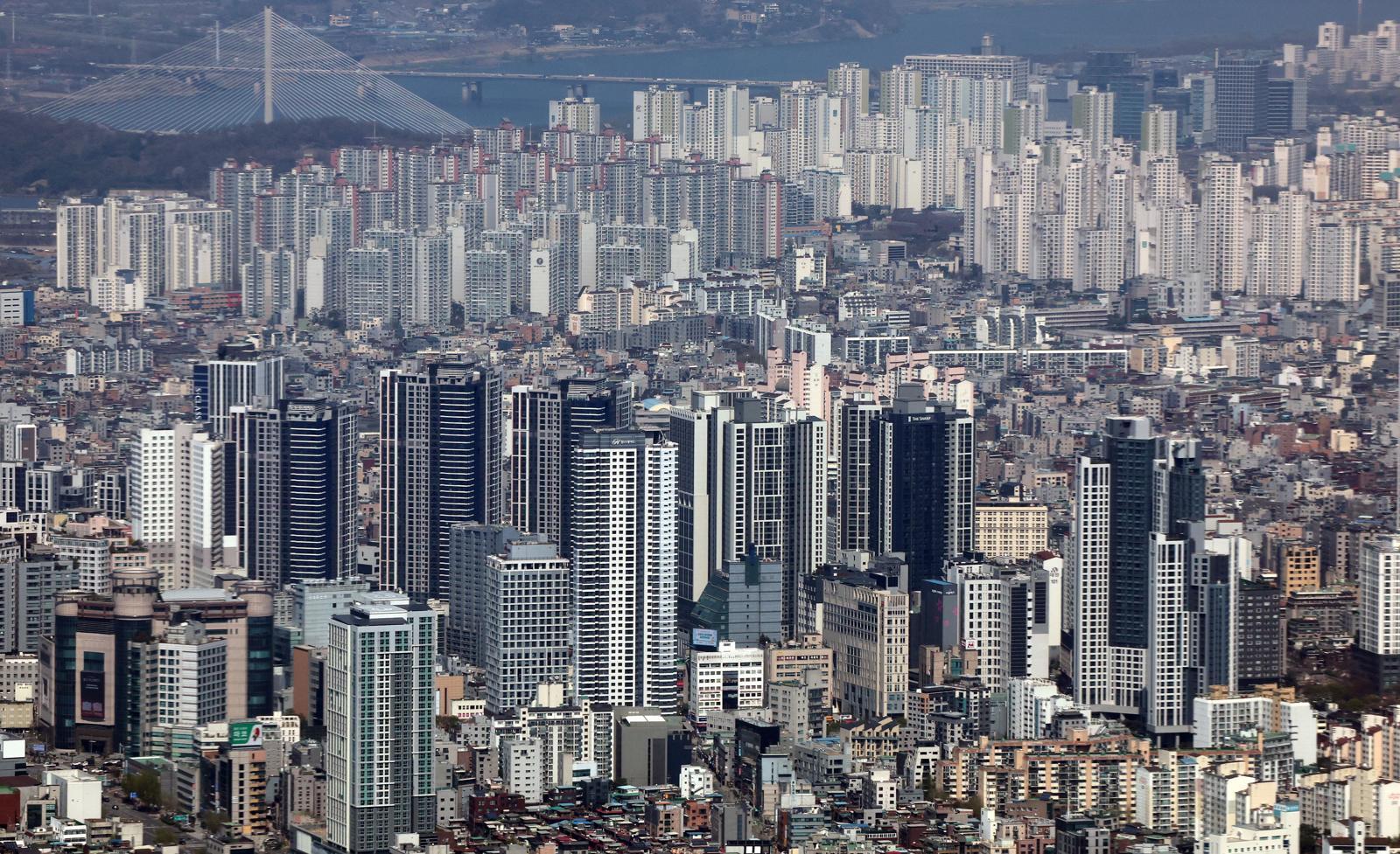 8일 서울 송파구 롯데월드 타워에서 바라본 아파트 단지. 2026.4.8 뉴스1