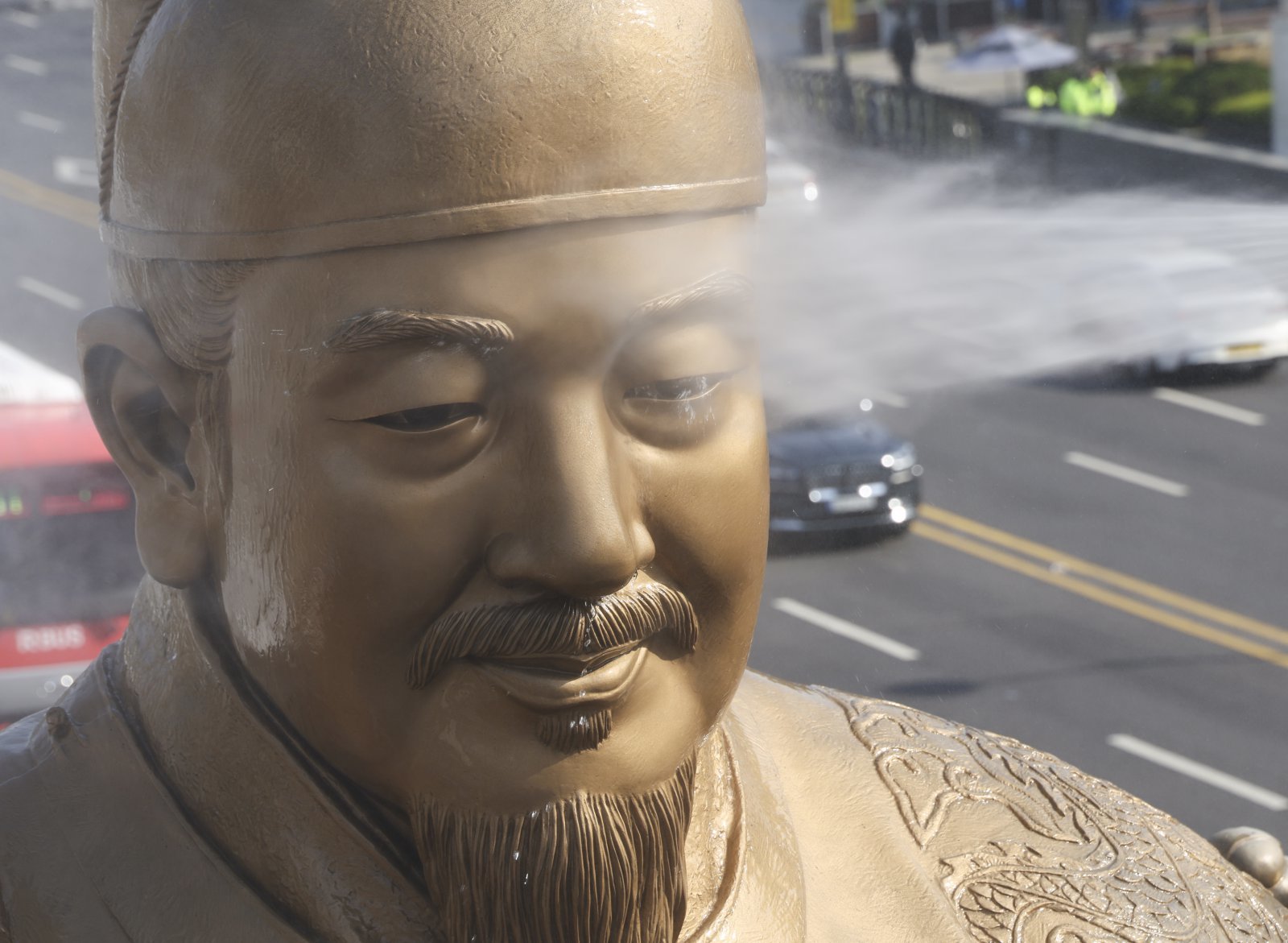 서울시가 광화문광장 세종대왕·이순신 장군 동상의 원형 보존을 위해 13일부터 이틀간 4단계 정밀 세척 및 보수 작업을 진행한다.