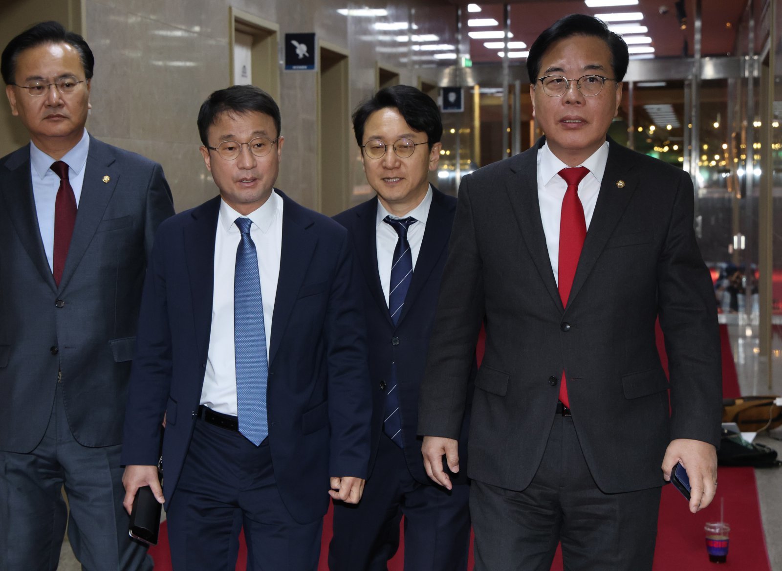 여야 원내지도부가 지난달 30일 서울 여의도 국회에서 열린 의장 주재 여야 원내대표 회동을 위해 의장실로 들어서고 있다. 왼쪽부터 유상범 국민의힘 원내운영수석부대표, 더불어민주당 한병도 원내대표, 천준호 원내운영수석부대표, 송언석 국민의힘 원내대표. (공동취재) 2026.3.30 ⓒ뉴스1