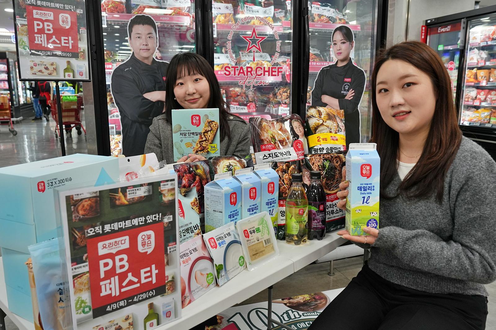 7일 서울 송파구에 위치한 롯데마트 제타플렉스 잠실점 가공식품 코너에서 지인영 MD(왼쪽)와 전유진 MD가 ‘PB 페스타’ 행사 상품을 홍보하고 있다.