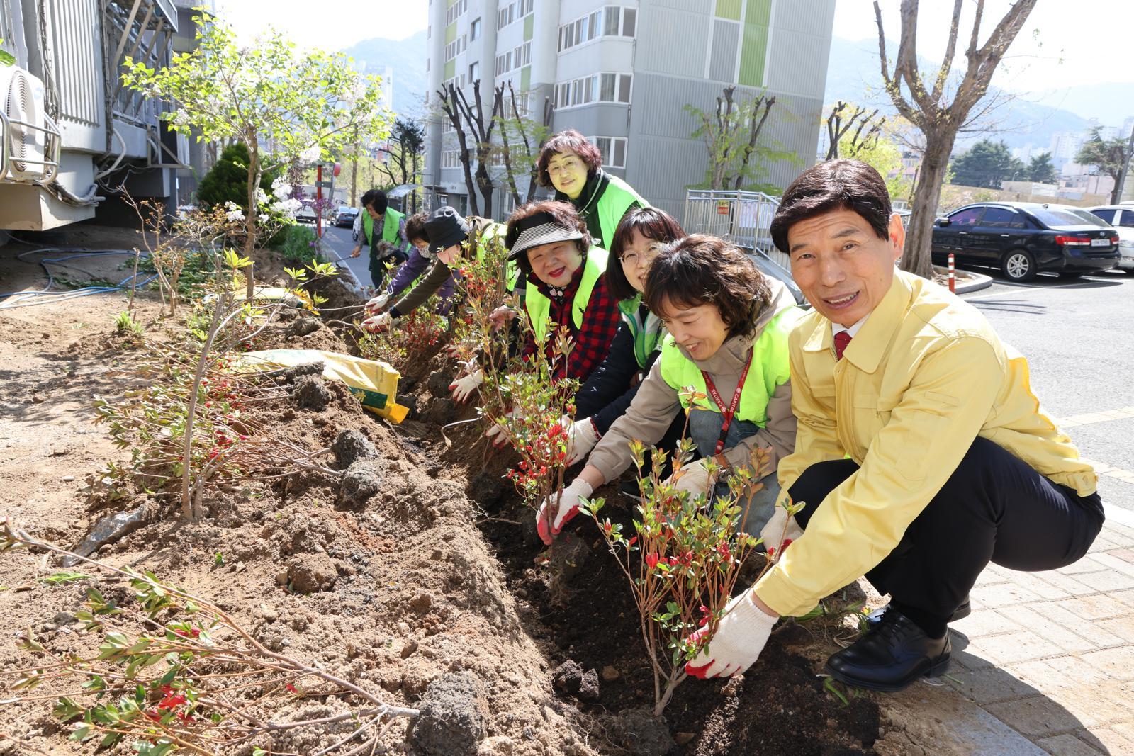 7일 대구 달서구 월성동 월성주공3단지아파트에서 이태훈 달서구청장(오른쪽)을 비롯한 주민과 각 기관 관계자가 정원에 꽃을 심고 있다. 달서구 제공