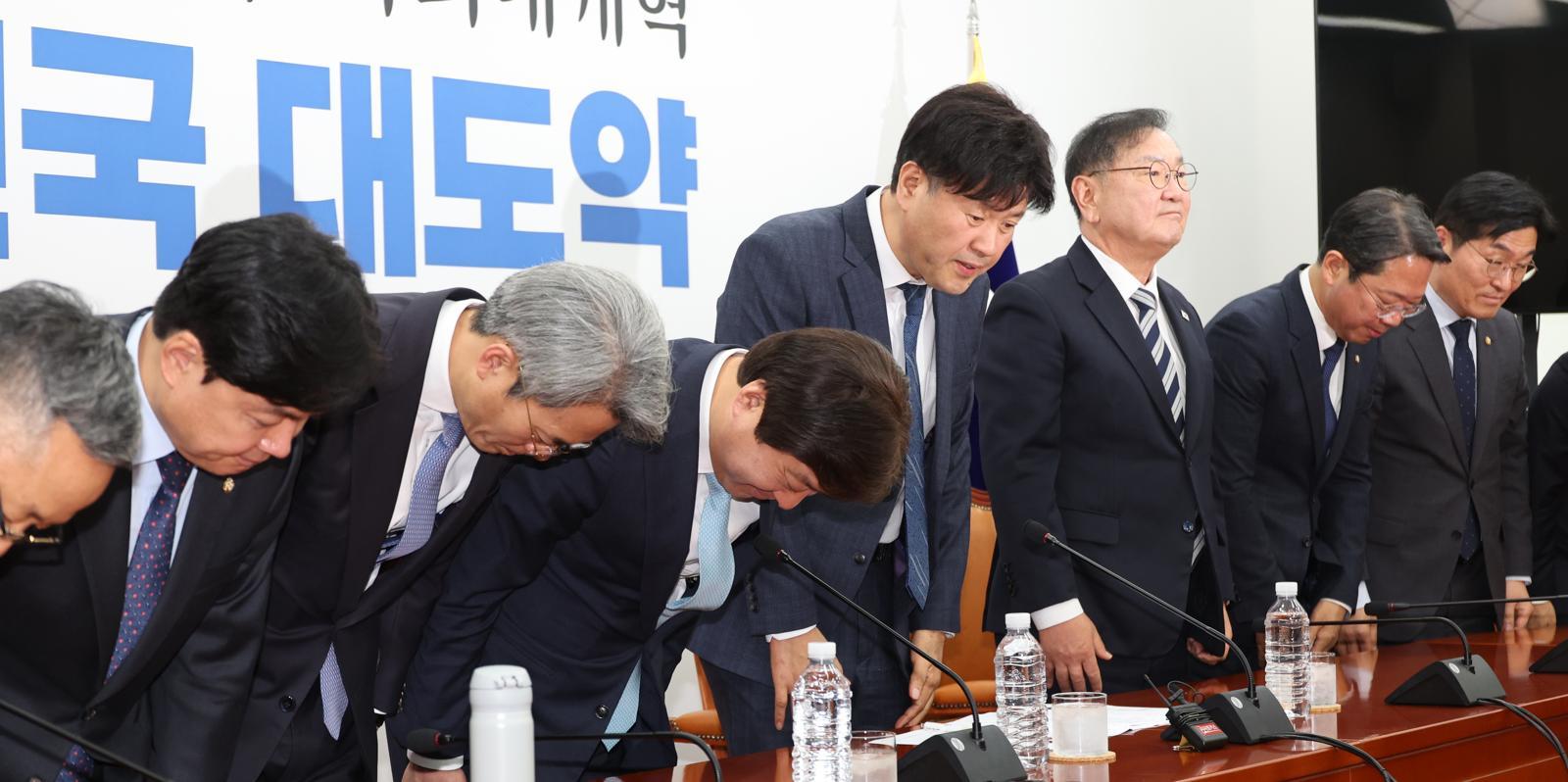 김용 전 민주연구원 부원장이 13일 오후 서울 여의도 국회에서 열린 자신의 무죄를 주장하는 기자회견에서 의원들과 인사를 하고 있다. 이재명 대통령의 측근인 김 전 부원장은 불법 선거자금을 받은 혐의로 기소되어 1·2심 모두에서 유죄 판결을 받은 후 보석 석방되어 3심을 앞두고 있다. 2026.04.13. 뉴시스