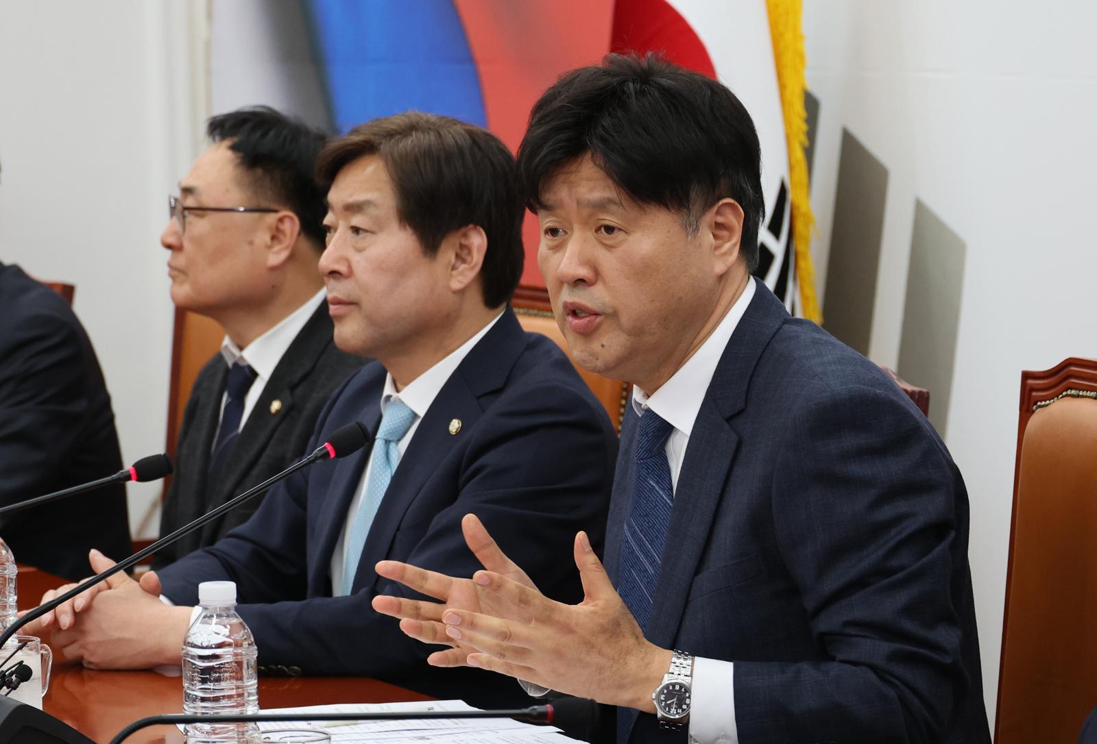 김용 전 민주연구원 부원장이 13일 오후 서울 여의도 국회에서 무죄를 주장하는 기자회견을 하고 있다. 이재명 대통령의 측근인 김 전 부원장은 불법 선거자금을 받은 혐의로 기소되어 1·2심 모두에서 유죄 판결을 받은 후 보석 석방되어 3심을 앞두고 있다. 2026.04.13. 뉴시스