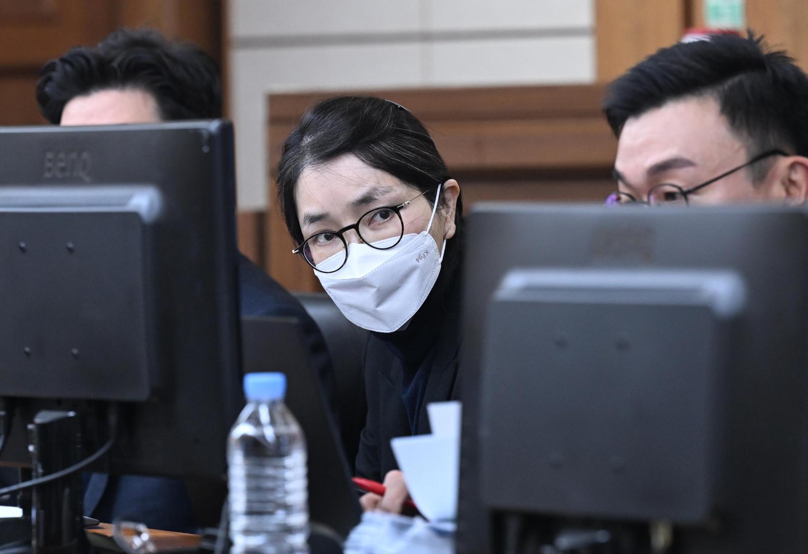 재판장 “증인은 마스크 착용 안돼” 김건희 “감기 심한데…”