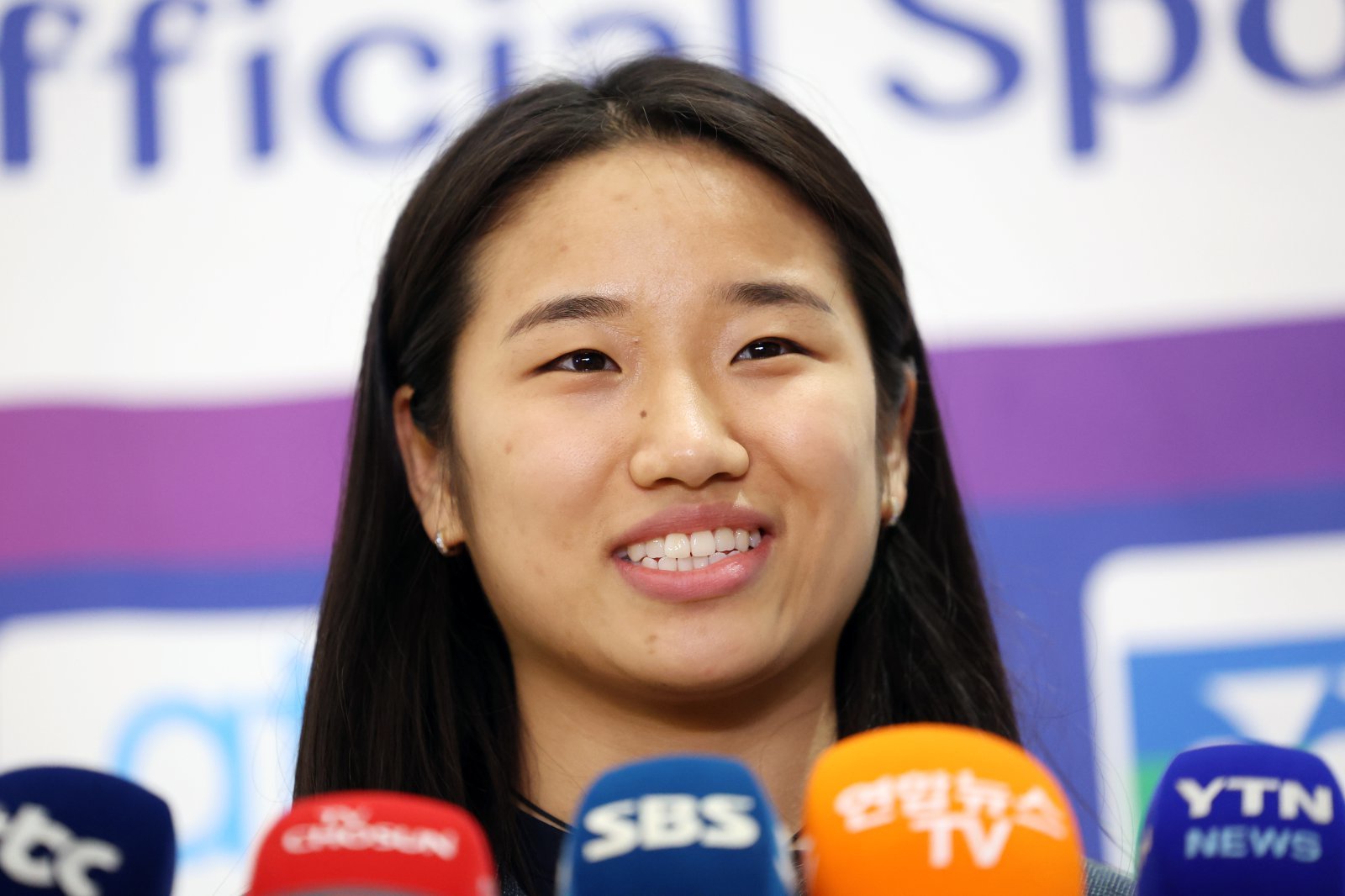 2026 아시아배드민턴선수권대회 여자 단식에서 우승하며 그랜드슬램을 달성한 안세영이 13일 오후 인천국제공항 제2여객터미널을 통해 귀국해 취재진 질문에 답하고 있다. 2026.04.13 인천공항=뉴시스