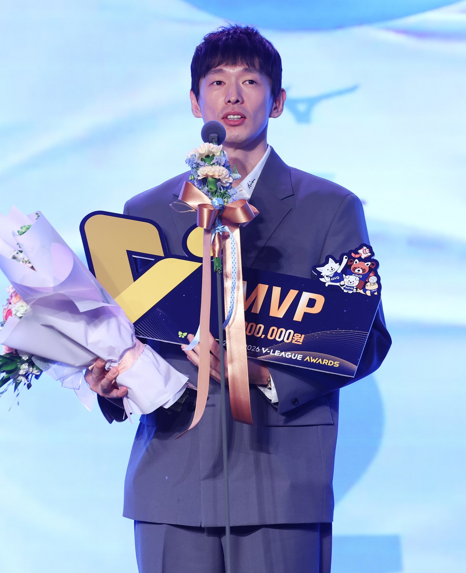13일 오후 서울 광진구 그랜드 워커힐 호텔에서 열린 프로배구 진에어 2025-2026 V리그 시상식에서 남자부 정규리그 MVP를 수상한 대한항공 한선수가 소감을 밝히고 있다. 2026.4.13 ⓒ 뉴스1