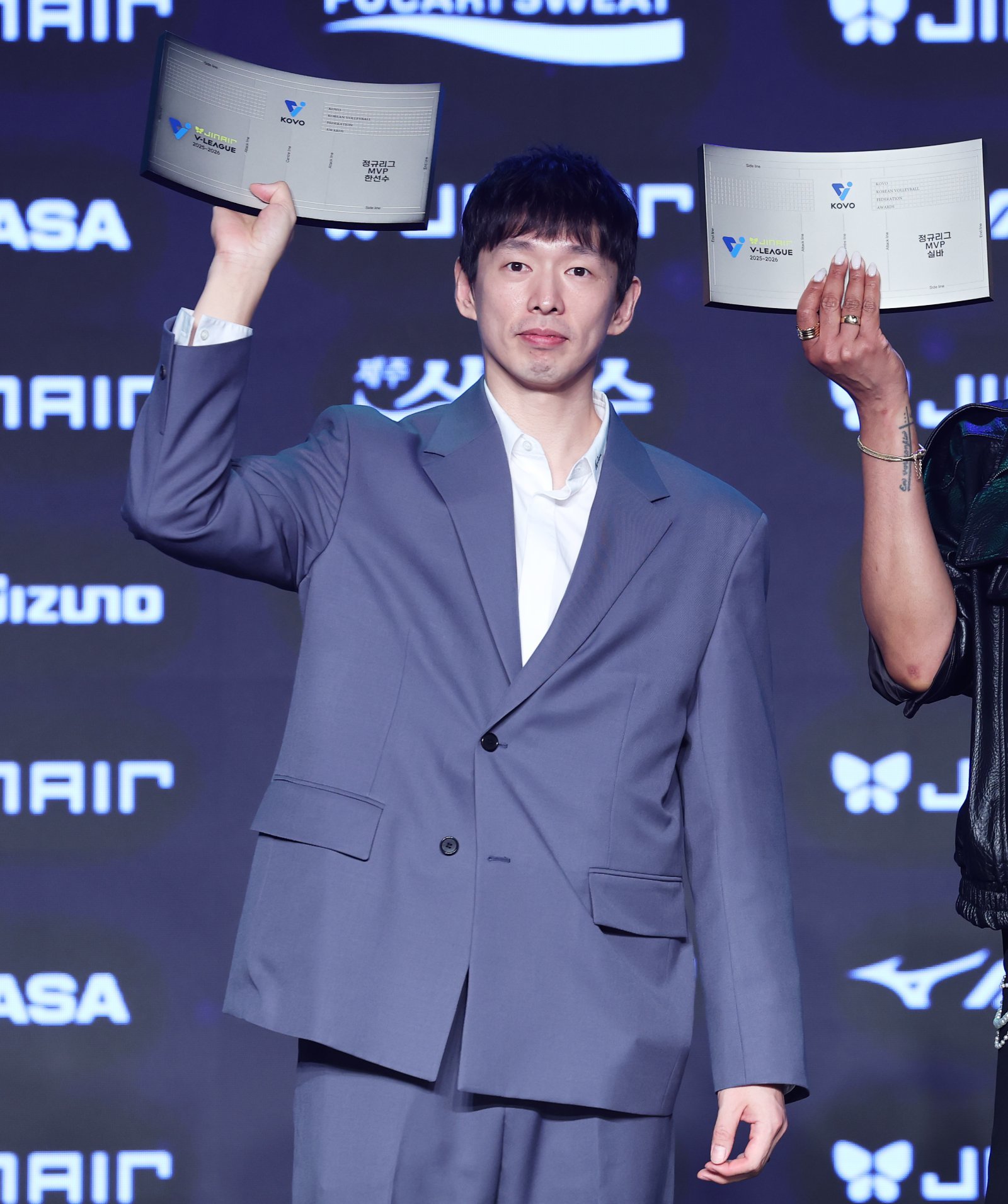 13일 오후 서울 광진구 그랜드 워커힐 호텔에서 열린 프로배구 진에어 2025-2026 V리그 시상식에서 남자부 정규리그 MVP를 수상한 대한항공 한선수가 트로피를 들고 포즈를 취하고 있다. 2026.4.13 ⓒ 뉴스1