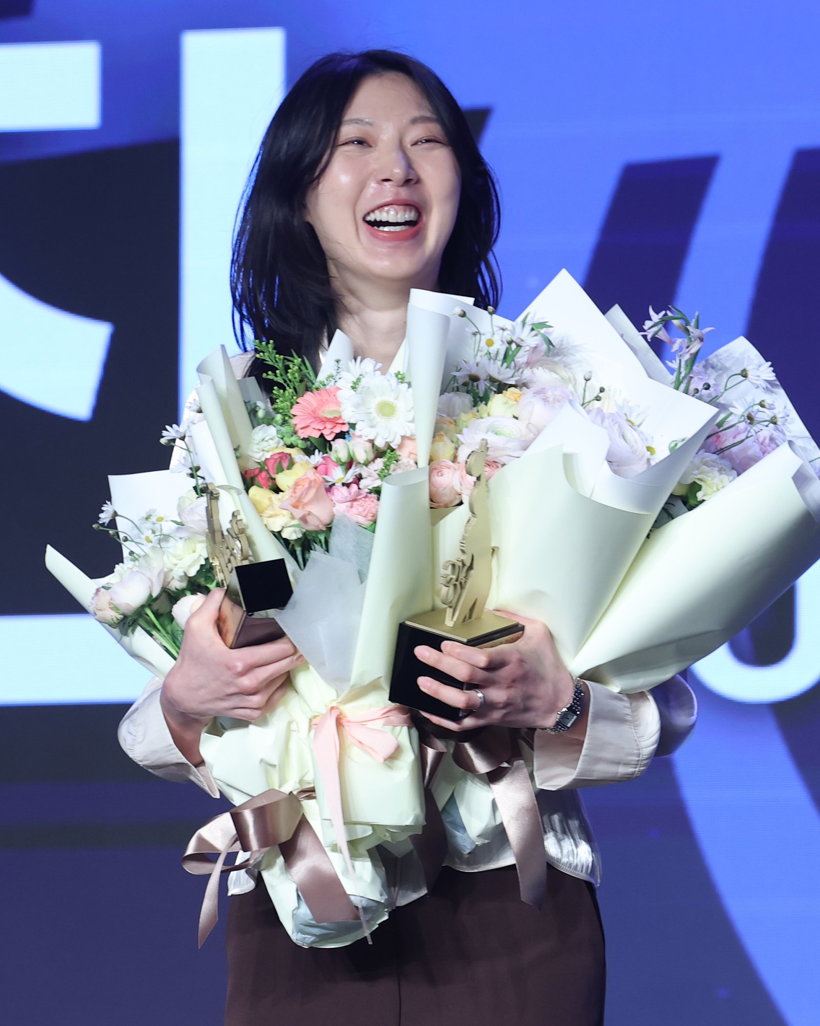 13일 오후 서울 광진구 그랜드 워커힐 호텔에서 열린 프로배구 진에어 2025-2026 V리그 시상식에서 신기록상(득점, 블로킹)을 수상한 현대건설 양효진이 꽃다발을 품에 안은 채 활짝 웃고 있다. 2026.4.13 ⓒ뉴스1