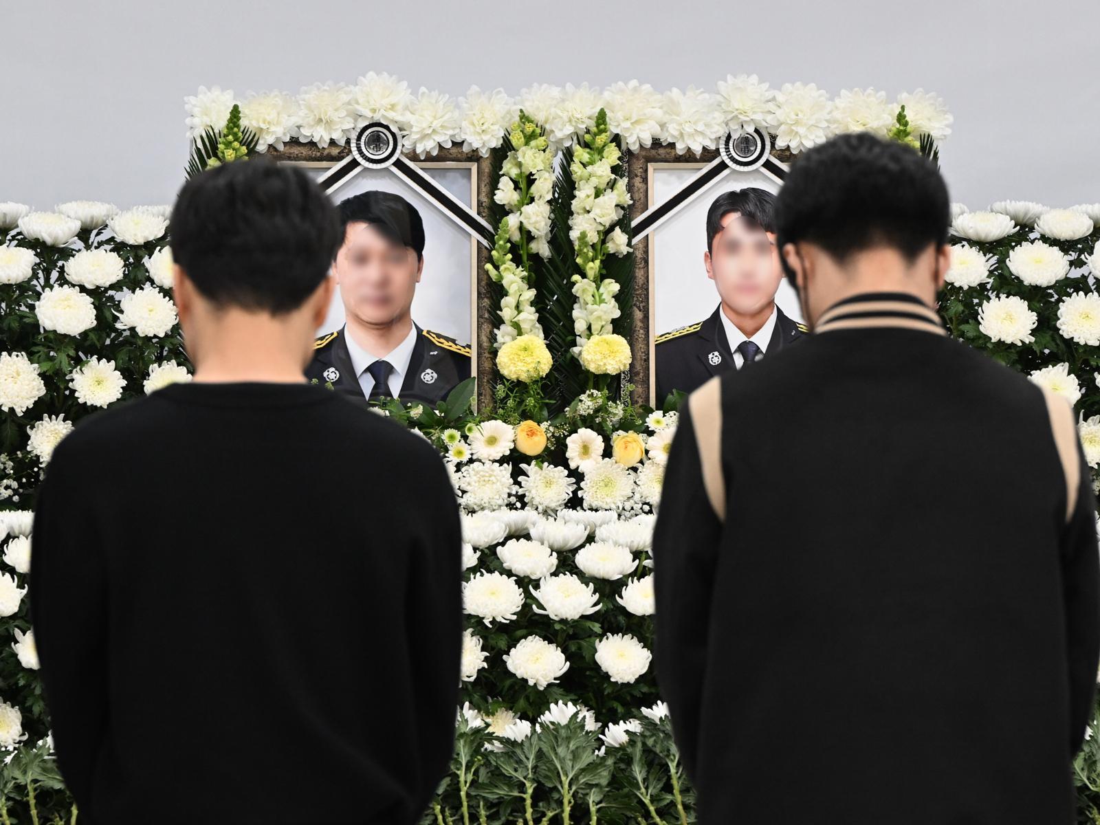 완도고등학교 학생들이 13일 오후 전남 완도군 완도문화예술의전당에 마련된 화재 진압 순직 소방관 2명의 합동분향소에서 묵념하고 있다. 2026.04.13. 완도=뉴시스