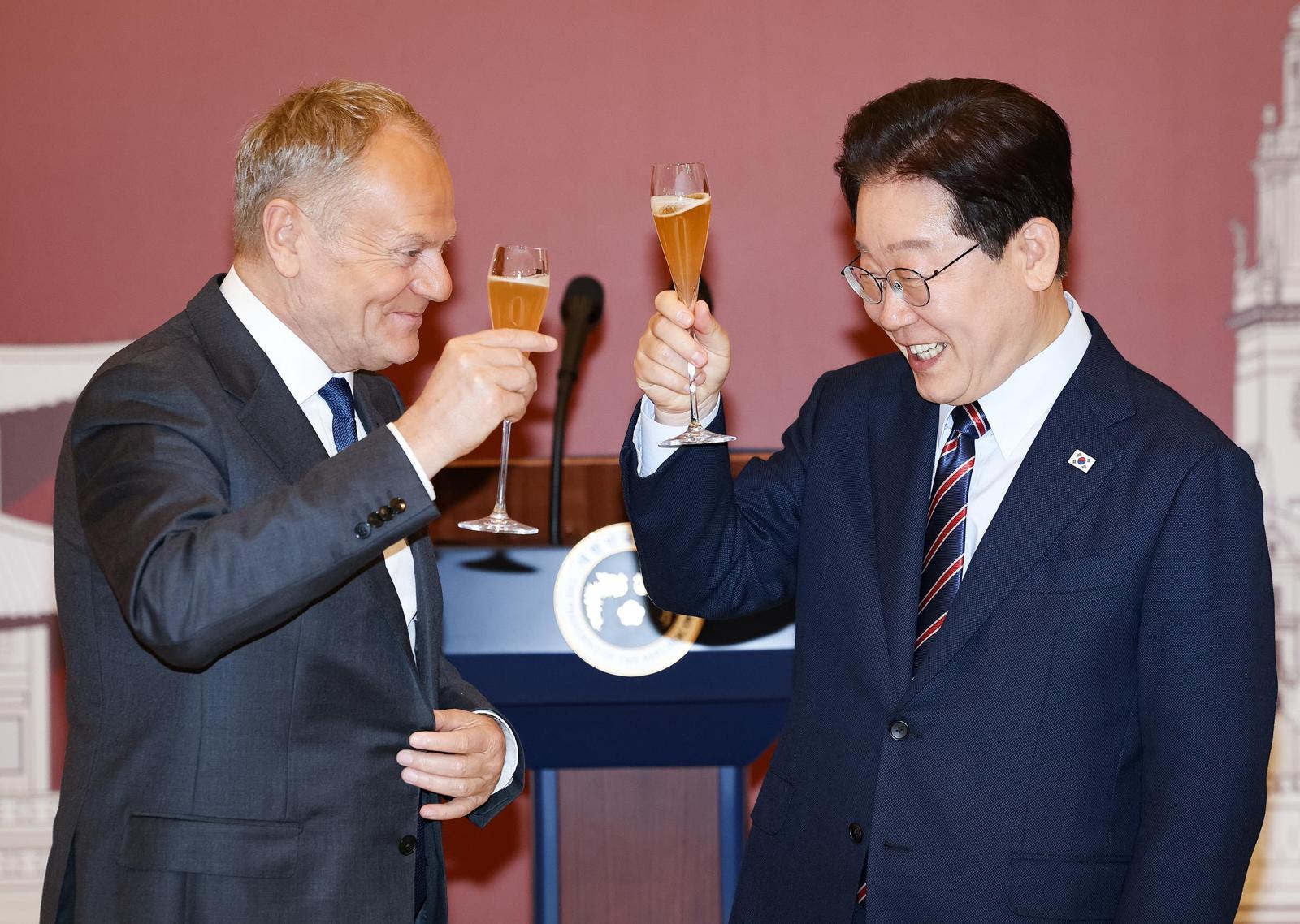 이재명 대통령(오른쪽)이 13일 청와대에서 열린 도날트 투스크 폴란드 총리 환영오찬에서 활짝 웃으며 건배를 제의하고 있다. 이 대통령은 “두 나라는 8000km 이상 떨어져 있지만 국토와 주권이 상실된 아픈 역사의 기억 앞에서 하나로 연결돼 있다”고 말했다. 청와대사진기자단