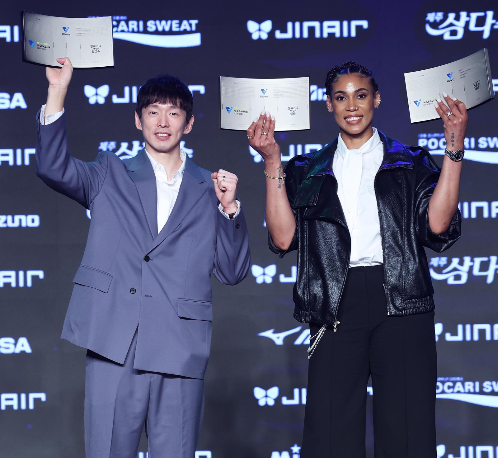 41세 한선수, 역대 최고령 MVP… 득점神 실바, MVP 2관왕