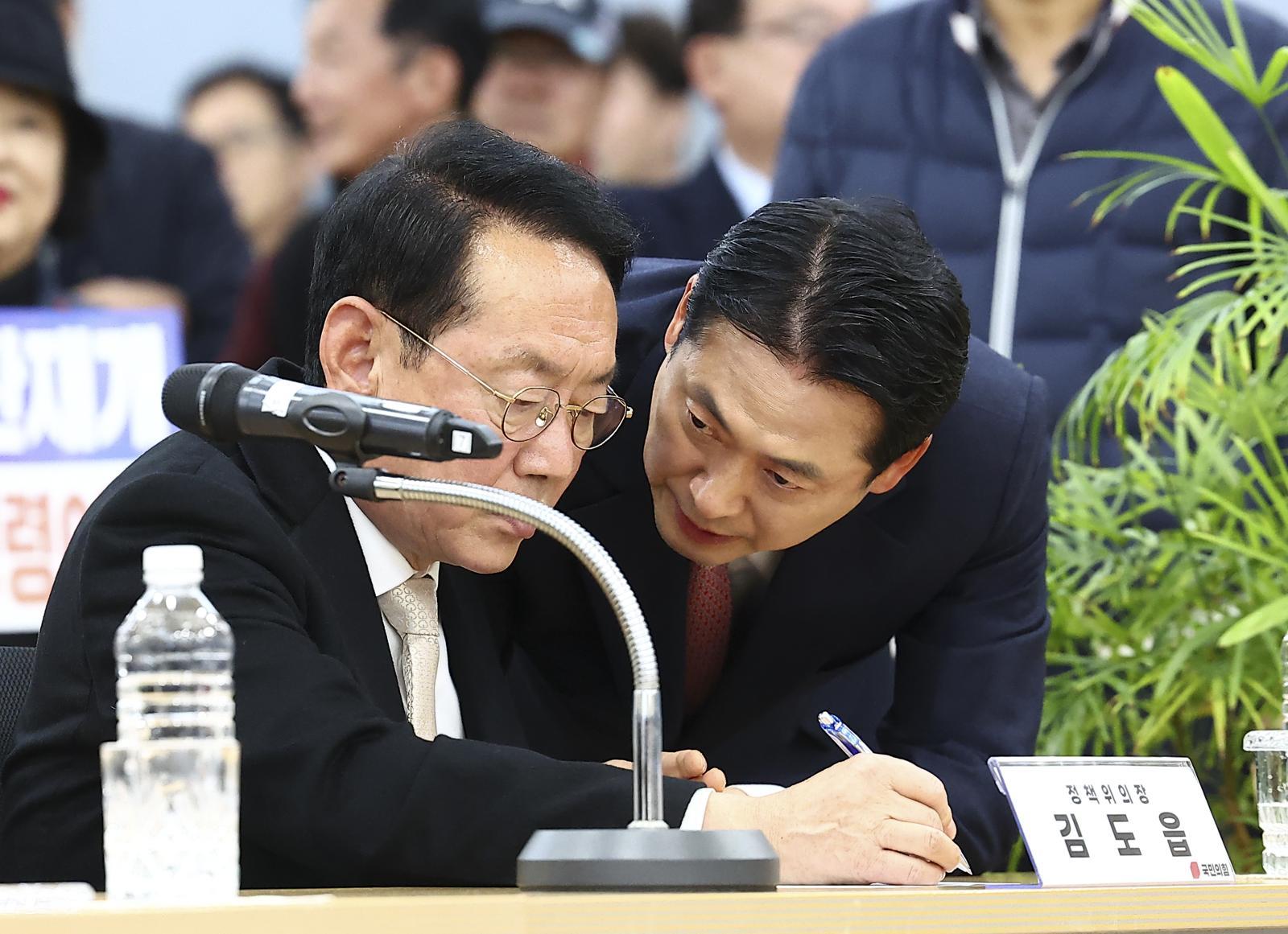 장동혁 국민의힘 당대표가 14일 경기 성남시 성남도시개발공사에서 진행된 대장동 개발비리 항소포기 규탄 현장 간담회 도중 김도읍 정책위의장과 이야기를 나누고 있다. 2025.11.14 [성남=뉴시스]