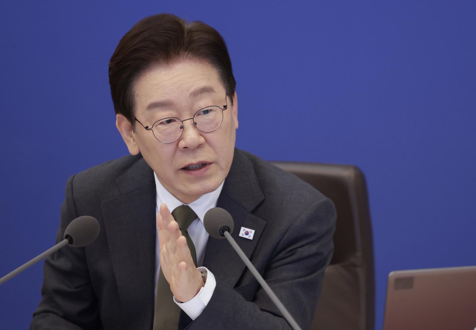 이재명 대통령이 14일 청와대에서 열린 제16회 국무회의 겸 제5차 비상경제점검회의에서 발언을 하고 있다. 청와대통신사진기자단