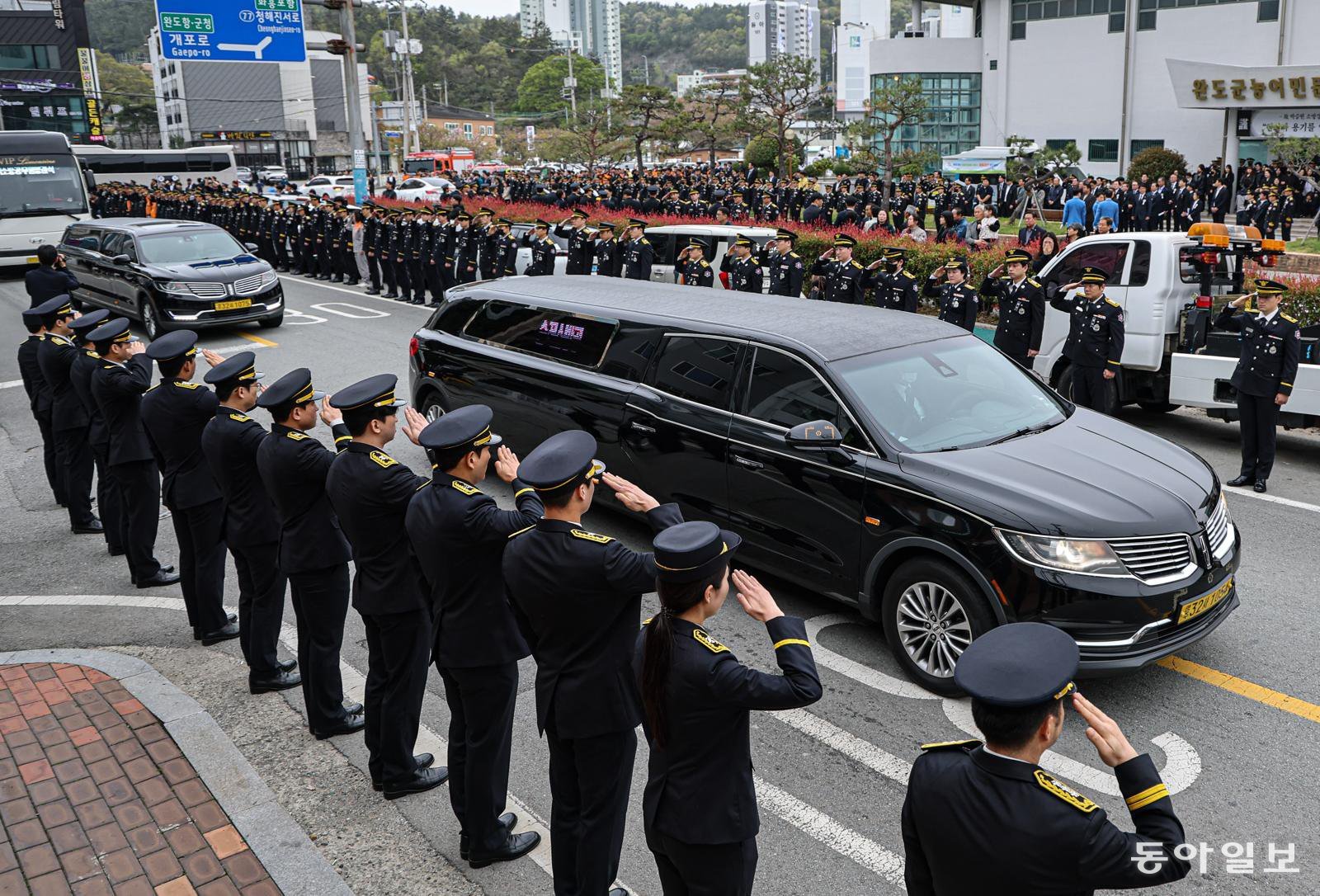 14일 오전 전남 완도군 농어민문화체육센터에서 고(故) 박승원 소방경과 고(故) 노태영 소방교의 영결식이 엄수된 뒤 소방관들이 도열해 운구차를 향해 거수경례하고 있다. 완도=이한결 기자 always@donga.com