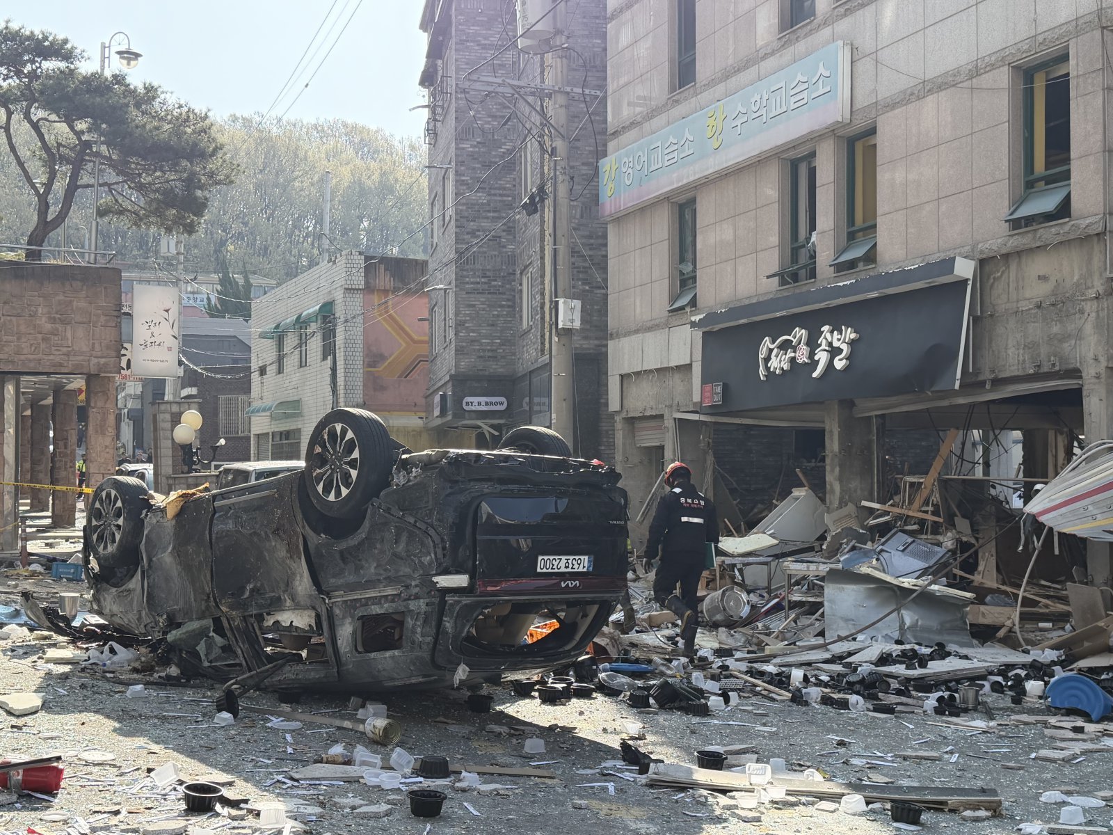 청주 가스폭발 사고…“가게 앞 주차 차량 큰 피해 막았다”