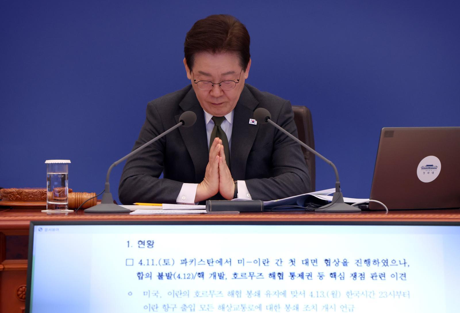이재명 대통령이 14일 오전 청와대에서 열린 제16회 국무회의 겸 제5차 비상경제점검회의를 주재하고 있다./2026.4.14. 청와대사진기자단