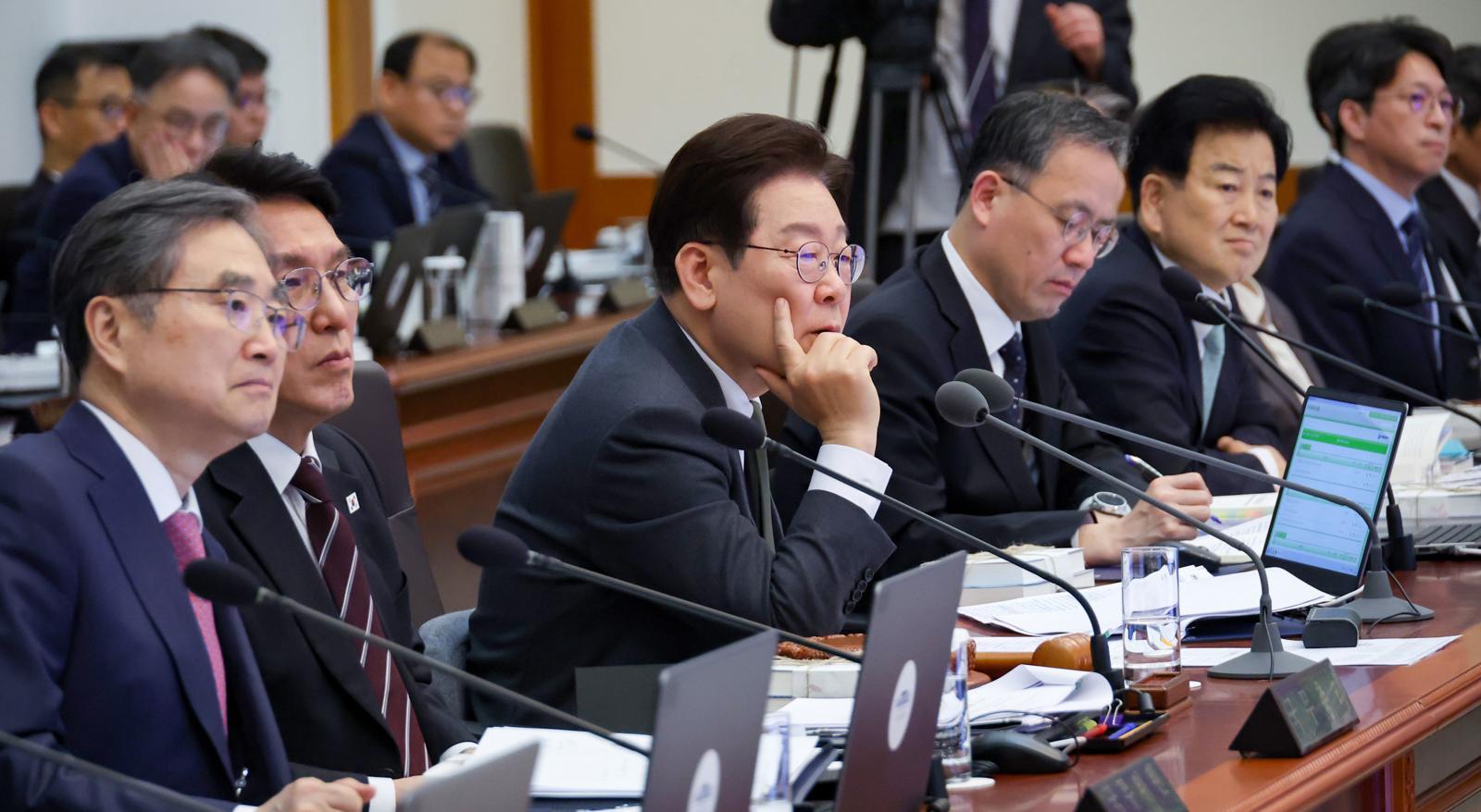 이재명 대통령이 14일 청와대에서 열린 국무회의 겸 비상경제점검회의에서 참석자 발언을 듣고 있다. 뉴시스