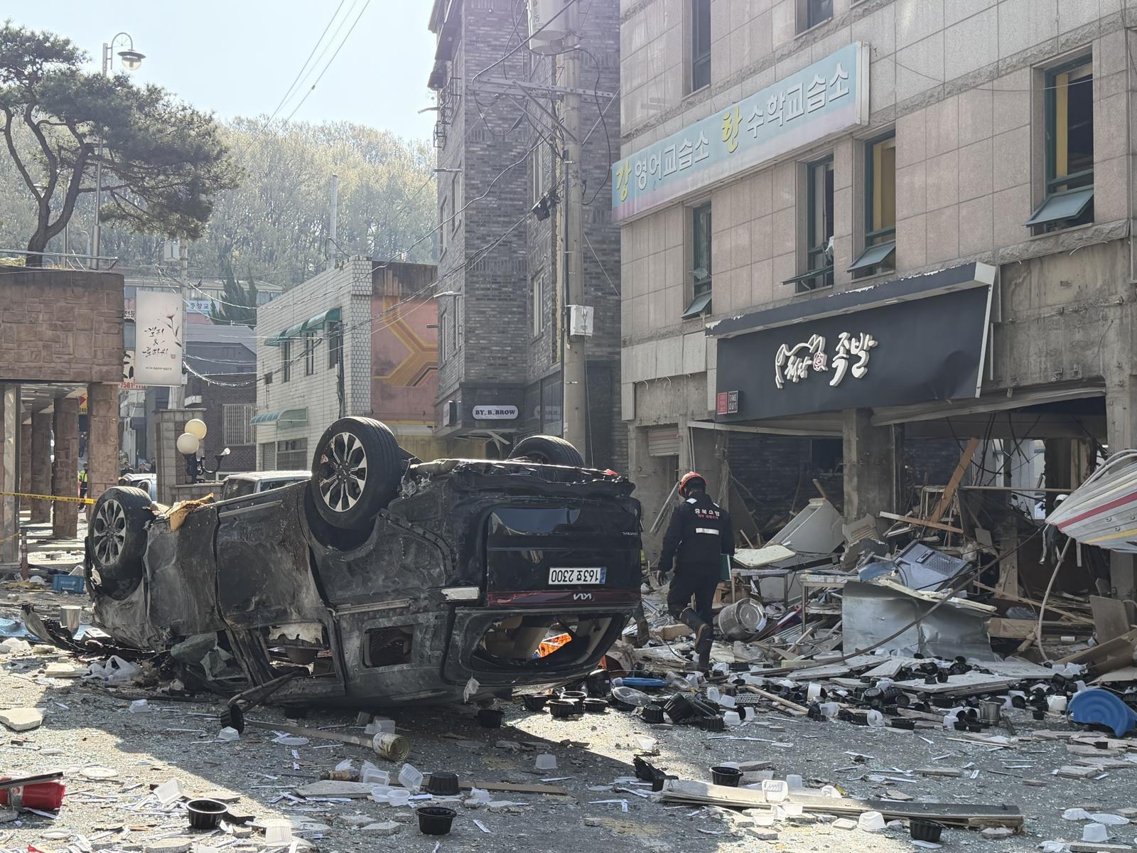 가게 앞 전복된 차량