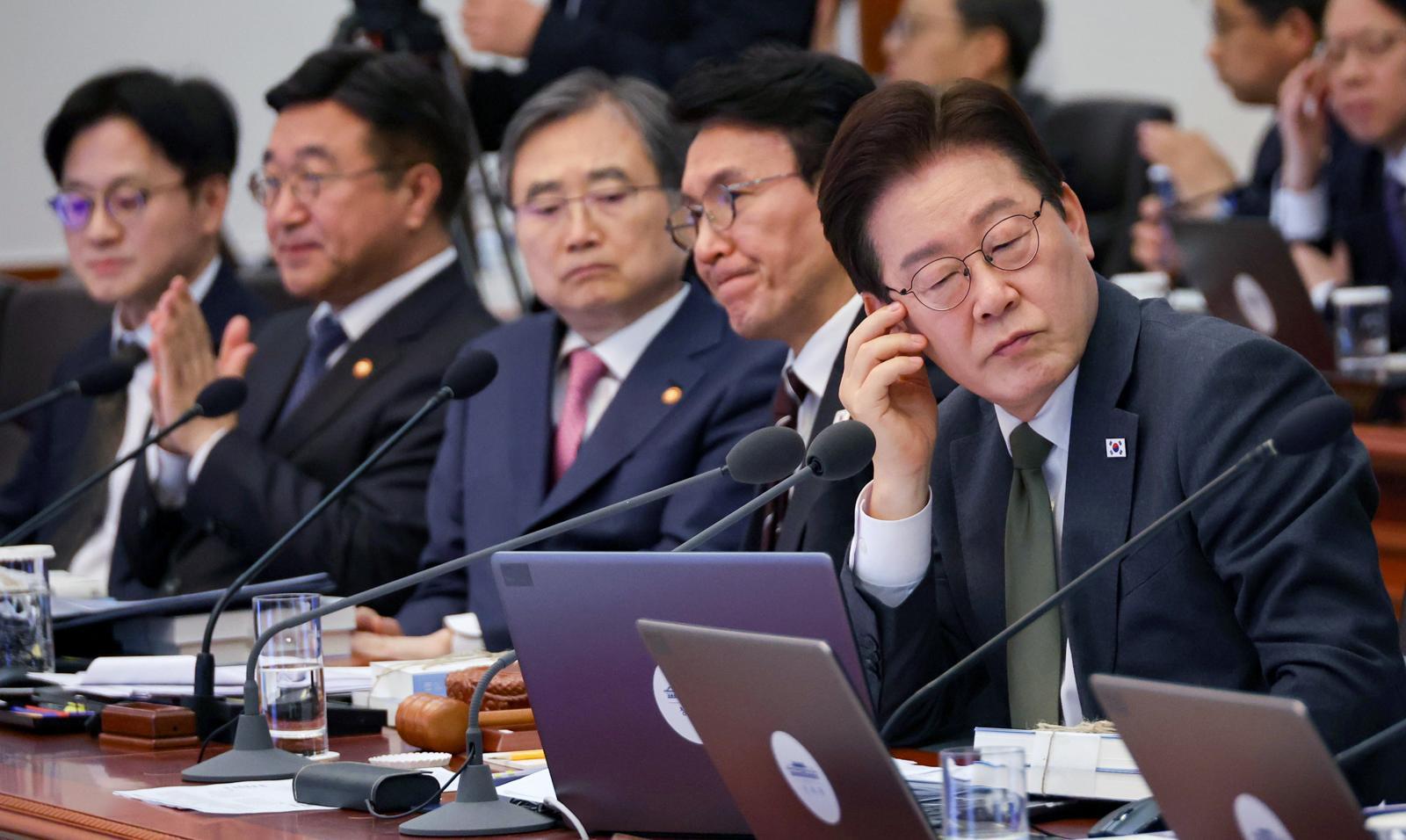 이재명 대통령이 14일 청와대에서 열린 국무회의 겸 비상경제점검회의에서 참석자 발언을 듣고 있다. 뉴시스